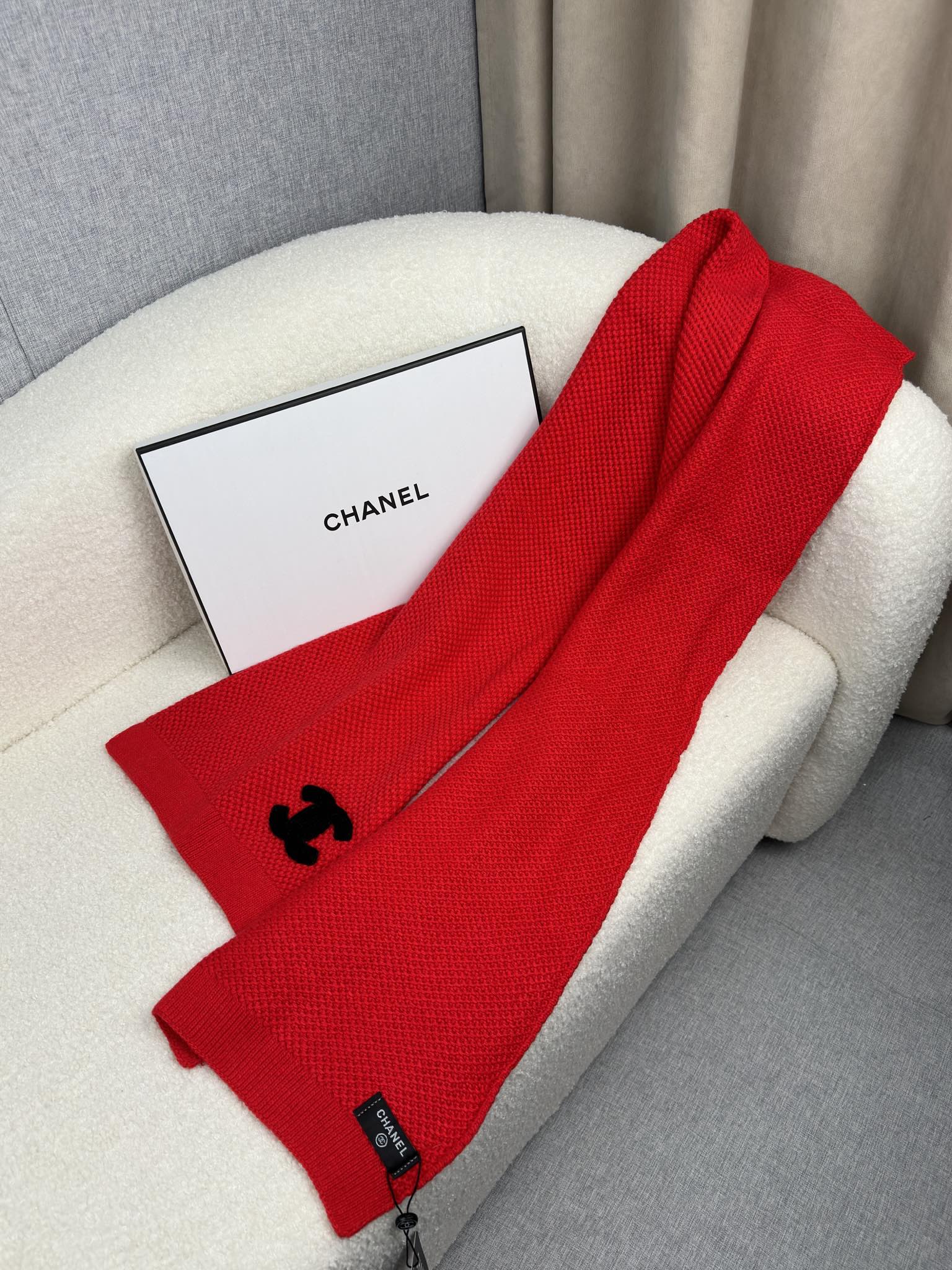 。C家。 专柜新款【香家针织长巾】美翻了！御用殿堂级极品‼️新款专柜在售 进口羊毛时尚针织毛线围巾❗美丽