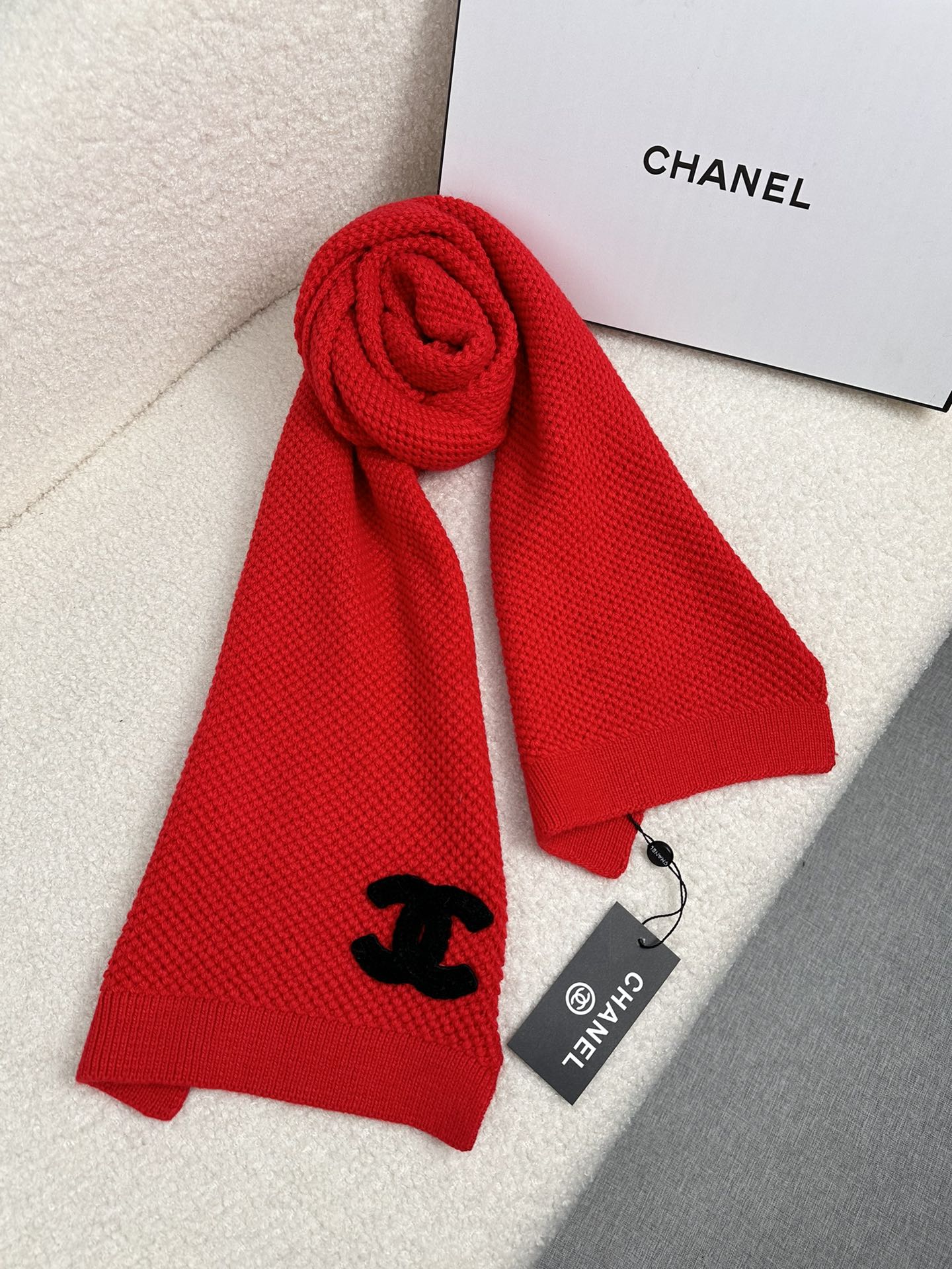 。C家。 专柜新款【香家针织长巾】美翻了！御用殿堂级极品‼️新款专柜在售 进口羊毛时尚针织毛线围巾❗美丽