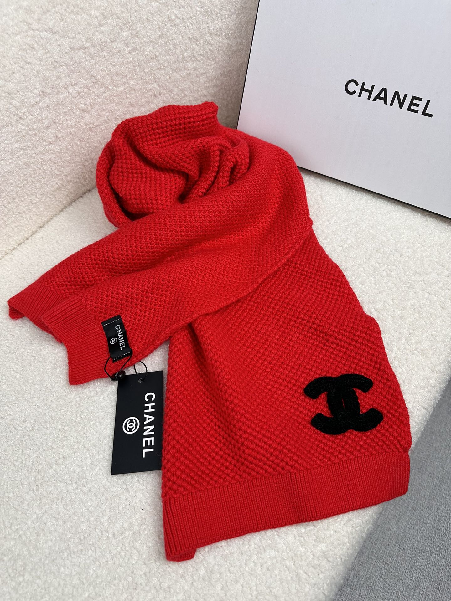 。C家。 专柜新款【香家针织长巾】美翻了！御用殿堂级极品‼️新款专柜在售 进口羊毛时尚针织毛线围巾❗美丽