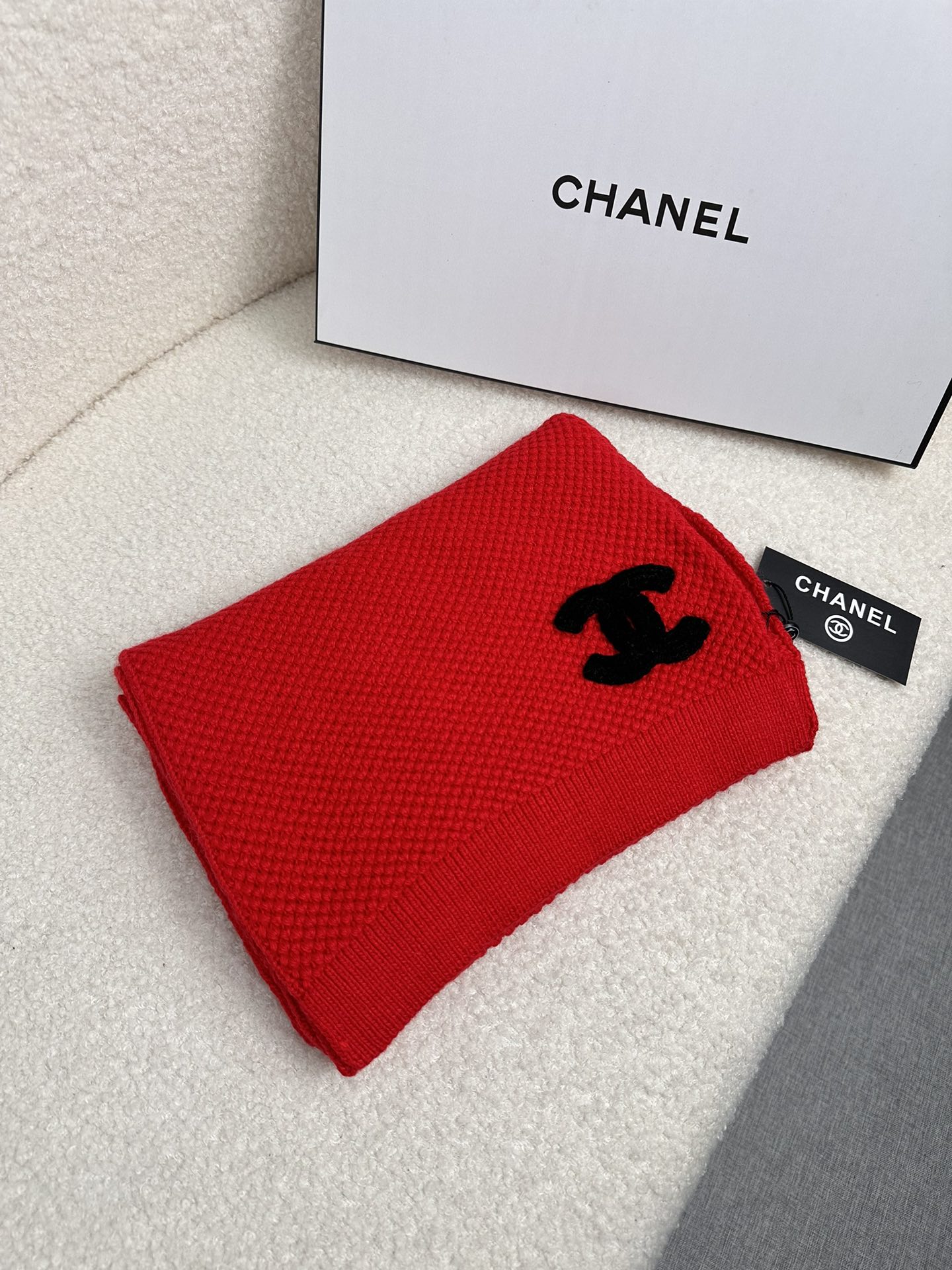 NO:587968,.C Home. The new counter product [Xiangjia Knitted Long Scarf] is so beautiful!  The royal palace-level top new model is on sale at the counter. The imported wool fashionable knitted wool scarf is extremely beautiful. It really matches the skin tone of the upper body. It is versatile. You can decide whether it looks good or not. The size of the scarf is 20*170cm, 70 wool rabbit hair!  Give gifts!  The first choice for high-end scarves, high-end scarves, chanel, chanel19860909.C家. 专柜新款【香家针织长巾】美翻了！御用殿堂级极品新款专柜在售 进口羊毛时尚针织毛线围巾美丽至极 真的 上身极为衬肤色 百搭 好看不好看自己看吧 围巾尺寸20*170cm,70羊毛兔毛！送礼！首选佳品高版本围巾,高版本围巾,chanel,chanel,scarf