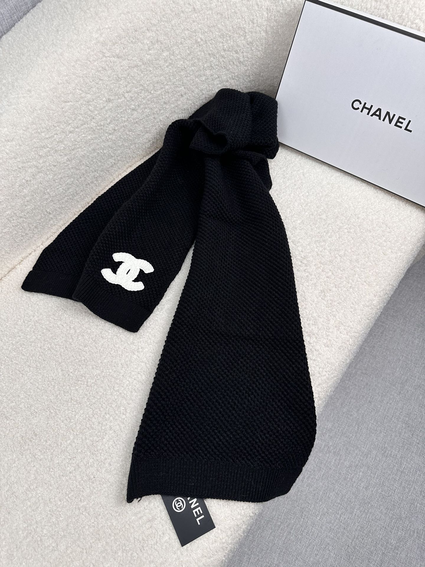 。C家。 专柜新款【C家针织长巾】美翻了！御用殿堂级极品‼️新款专柜在售 进口羊毛时尚针织毛线围巾❗美丽