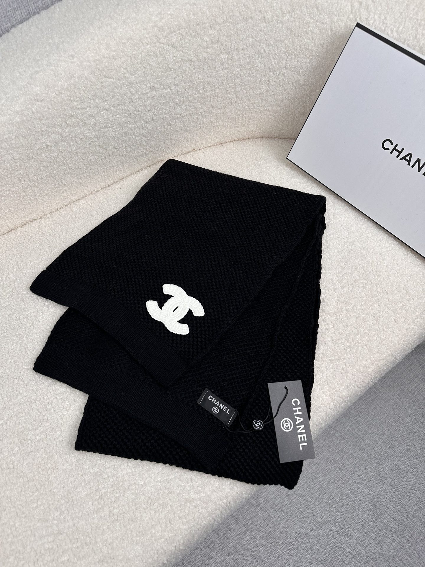 。C家。 专柜新款【C家针织长巾】美翻了！御用殿堂级极品‼️新款专柜在售 进口羊毛时尚针织毛线围巾❗美丽