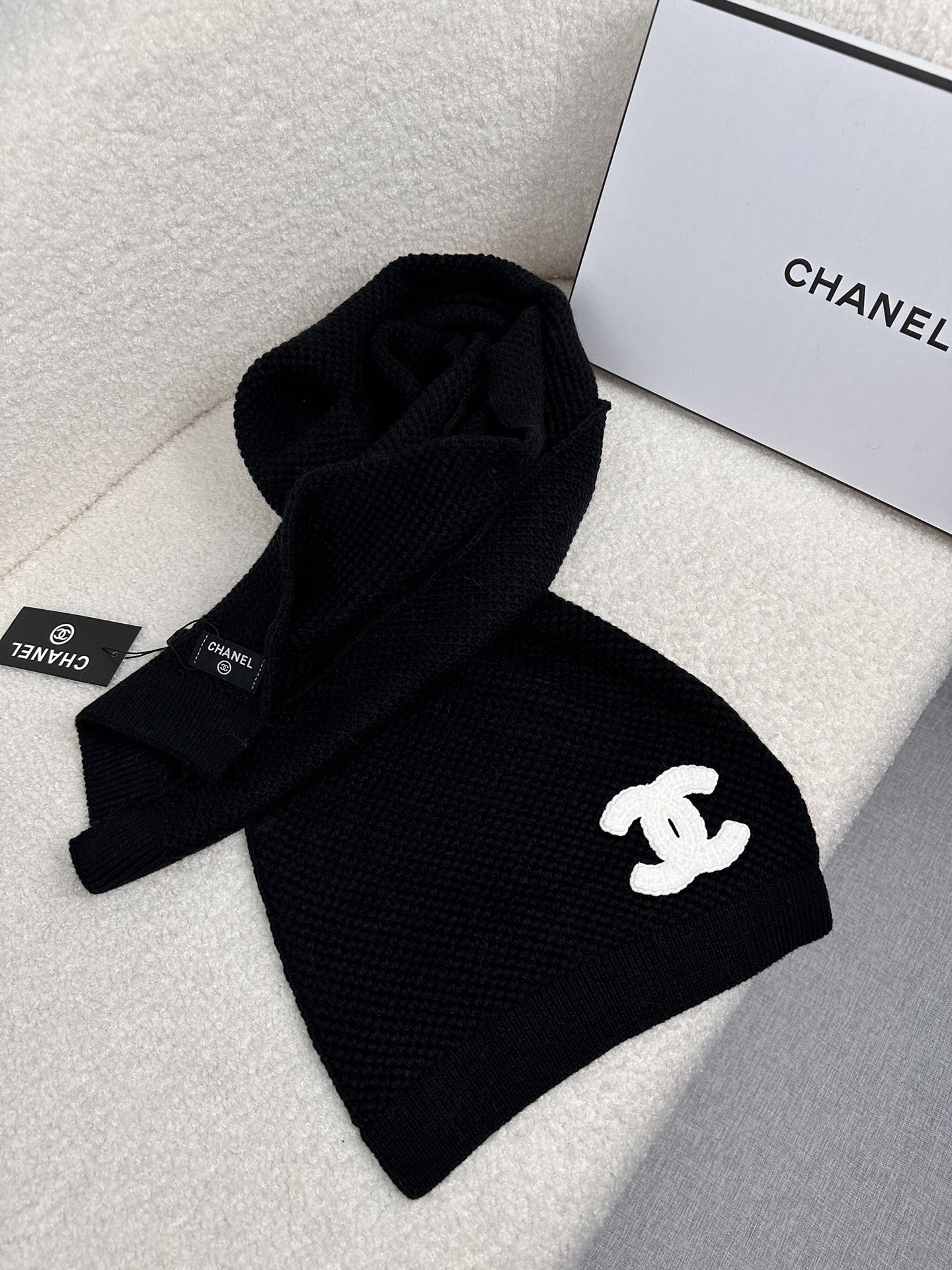 。C家。 专柜新款【C家针织长巾】美翻了！御用殿堂级极品‼️新款专柜在售 进口羊毛时尚针织毛线围巾❗美丽