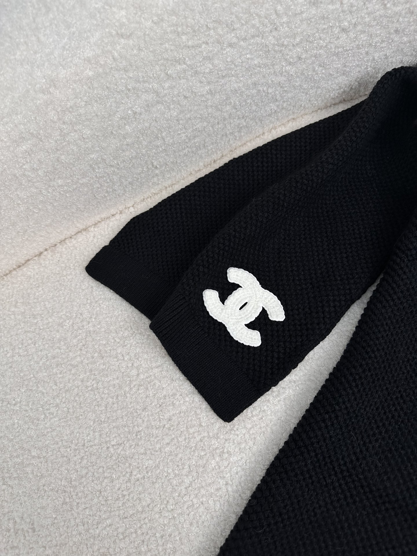 。C家。 专柜新款【C家针织长巾】美翻了！御用殿堂级极品‼️新款专柜在售 进口羊毛时尚针织毛线围巾❗美丽