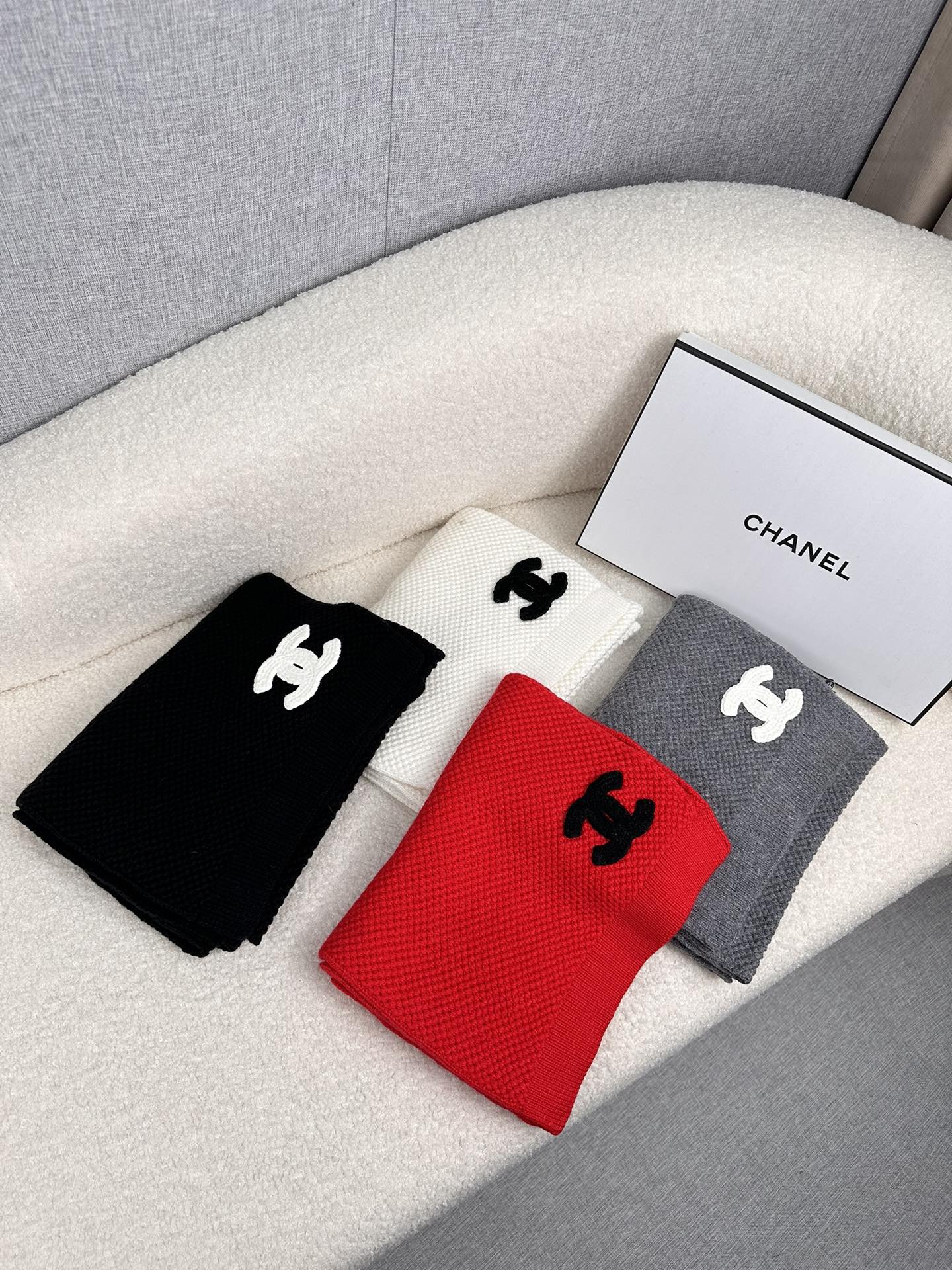 。C家。 专柜新款【C家针织长巾】美翻了！御用殿堂级极品‼️新款专柜在售 进口羊毛时尚针织毛线围巾❗美丽