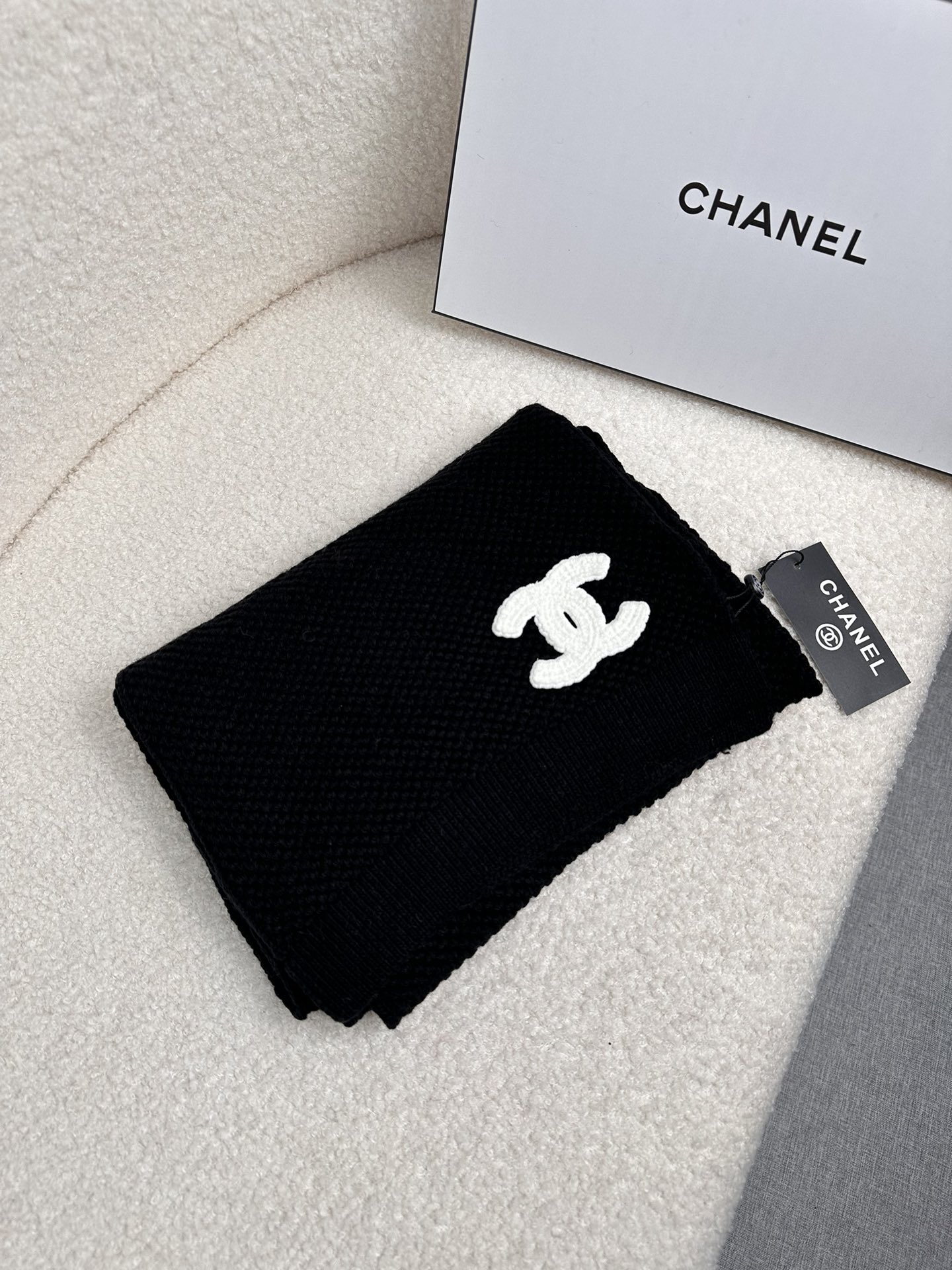 。C家。 专柜新款【C家针织长巾】美翻了！御用殿堂级极品‼️新款专柜在售 进口羊毛时尚针织毛线围巾❗美丽