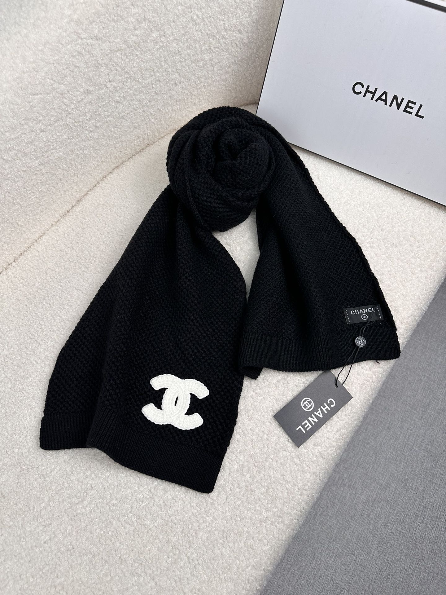 。C家。 专柜新款【C家针织长巾】美翻了！御用殿堂级极品‼️新款专柜在售 进口羊毛时尚针织毛线围巾❗美丽