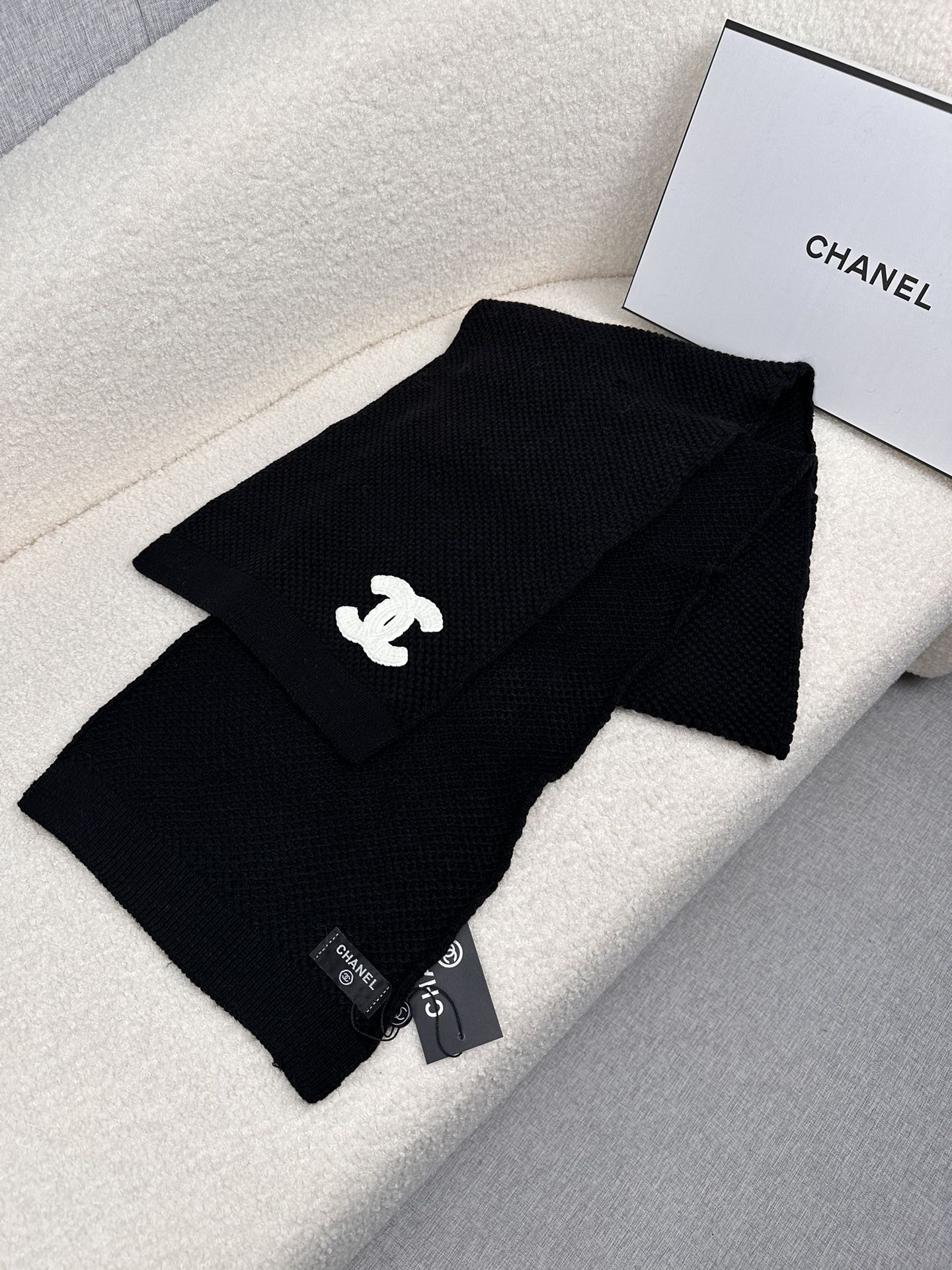 。C家。 专柜新款【C家针织长巾】美翻了！御用殿堂级极品‼️新款专柜在售 进口羊毛时尚针织毛线围巾❗美丽