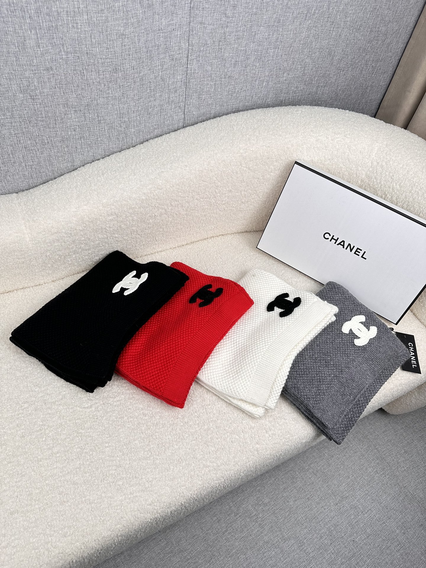 。C家。 专柜新款【C家针织长巾】美翻了！御用殿堂级极品‼️新款专柜在售 进口羊毛时尚针织毛线围巾❗美丽