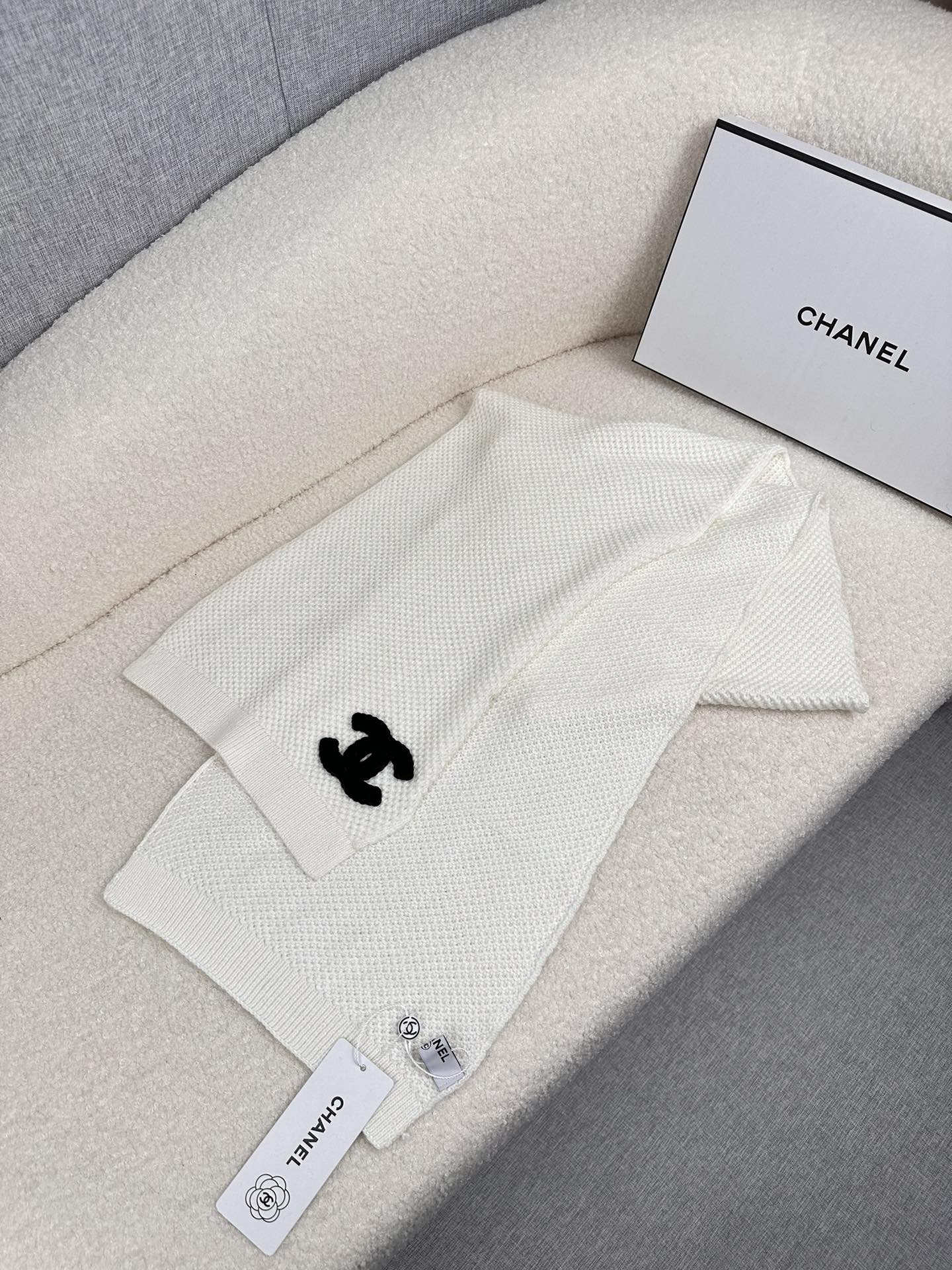 。C家。 专柜新款【C家针织长巾】美翻了！御用殿堂级极品‼️新款专柜在售 进口羊毛时尚针织毛线围巾❗美丽