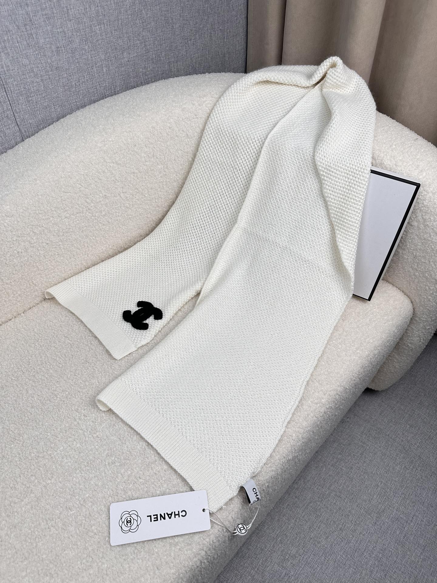 。C家。 专柜新款【C家针织长巾】美翻了！御用殿堂级极品‼️新款专柜在售 进口羊毛时尚针织毛线围巾❗美丽