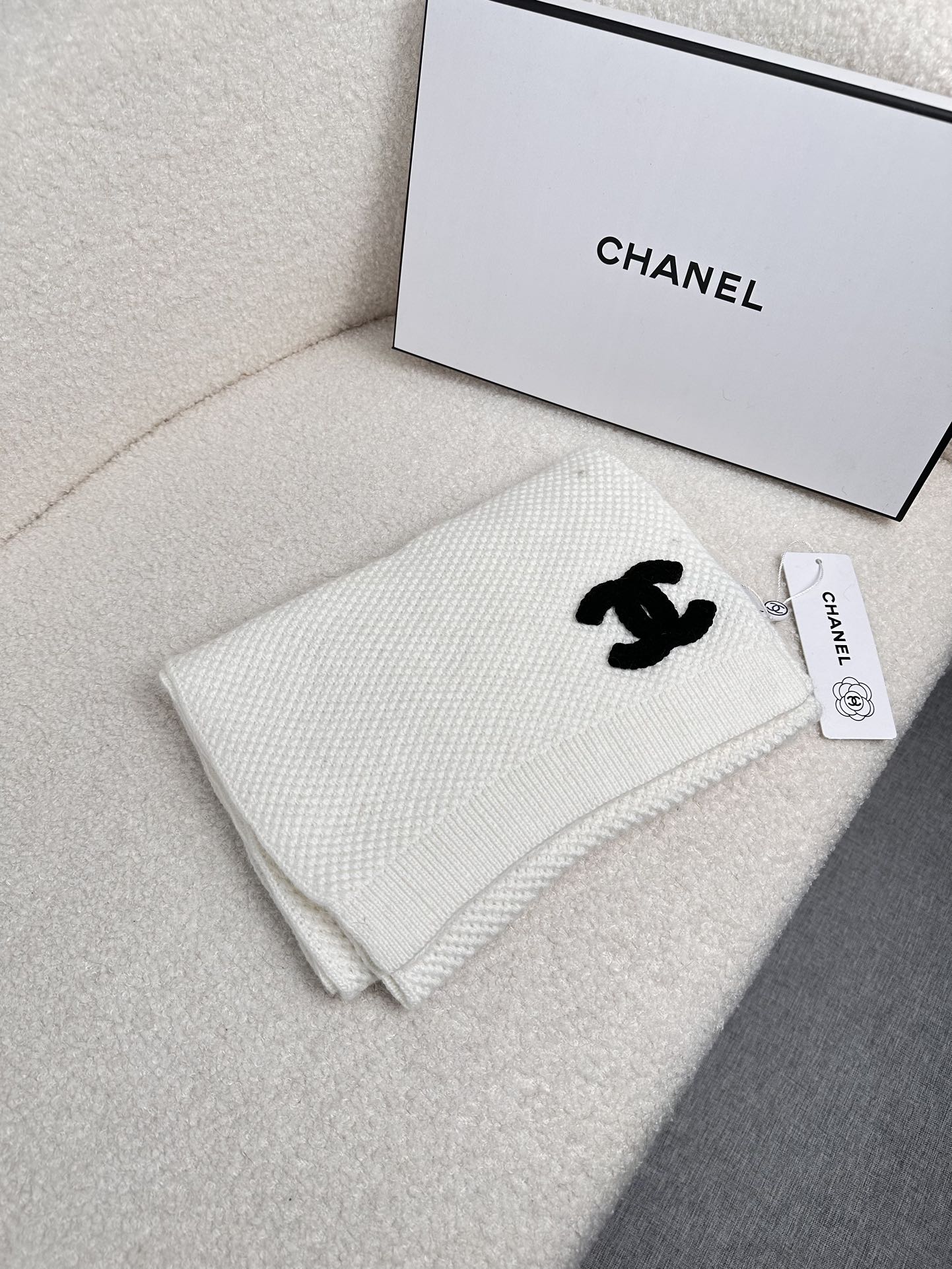 NO:587975,.C Home. The new counter product [C Home Knitted Long Scarf] is so beautiful!  The royal palace-level top new model is on sale at the counter. The imported wool fashionable knitted wool scarf is extremely beautiful. It really matches the skin tone of the upper body. It is versatile. You can decide whether it looks good or not. The size of the scarf is 20*170cm, 70 wool rabbit hair!  Give gifts!  The first choice for high-end scarves, high-end scarves, chanel19860909.C家. 专柜新款【C家针织长巾】美翻了！御用殿堂级极品新款专柜在售 进口羊毛时尚针织毛线围巾美丽至极 真的 上身极为衬肤色 百搭 好看不好看自己看吧 围巾尺寸20*170cm,70羊毛兔毛！送礼！首选佳品高版本围巾,高版本围巾,chanel,scarf