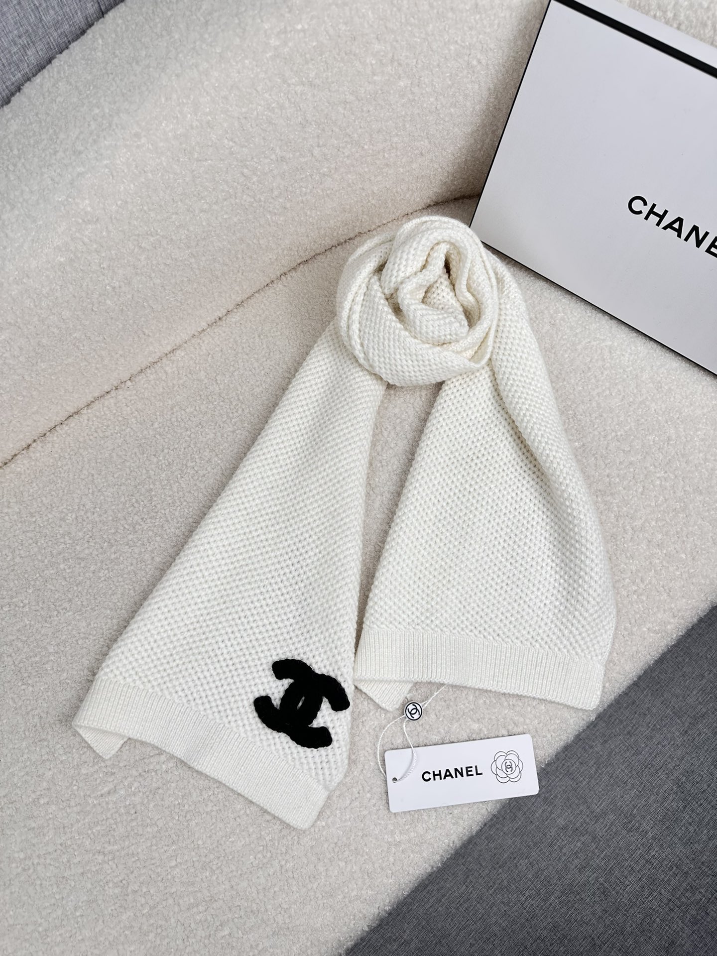 。C家。 专柜新款【C家针织长巾】美翻了！御用殿堂级极品‼️新款专柜在售 进口羊毛时尚针织毛线围巾❗美丽