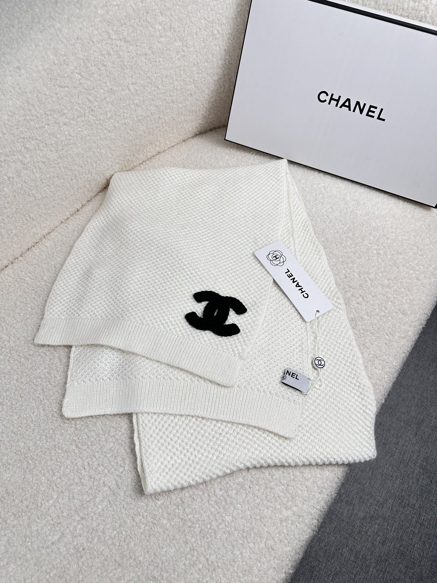 。C家。 专柜新款【C家针织长巾】美翻了！御用殿堂级极品‼️新款专柜在售 进口羊毛时尚针织毛线围巾❗美丽