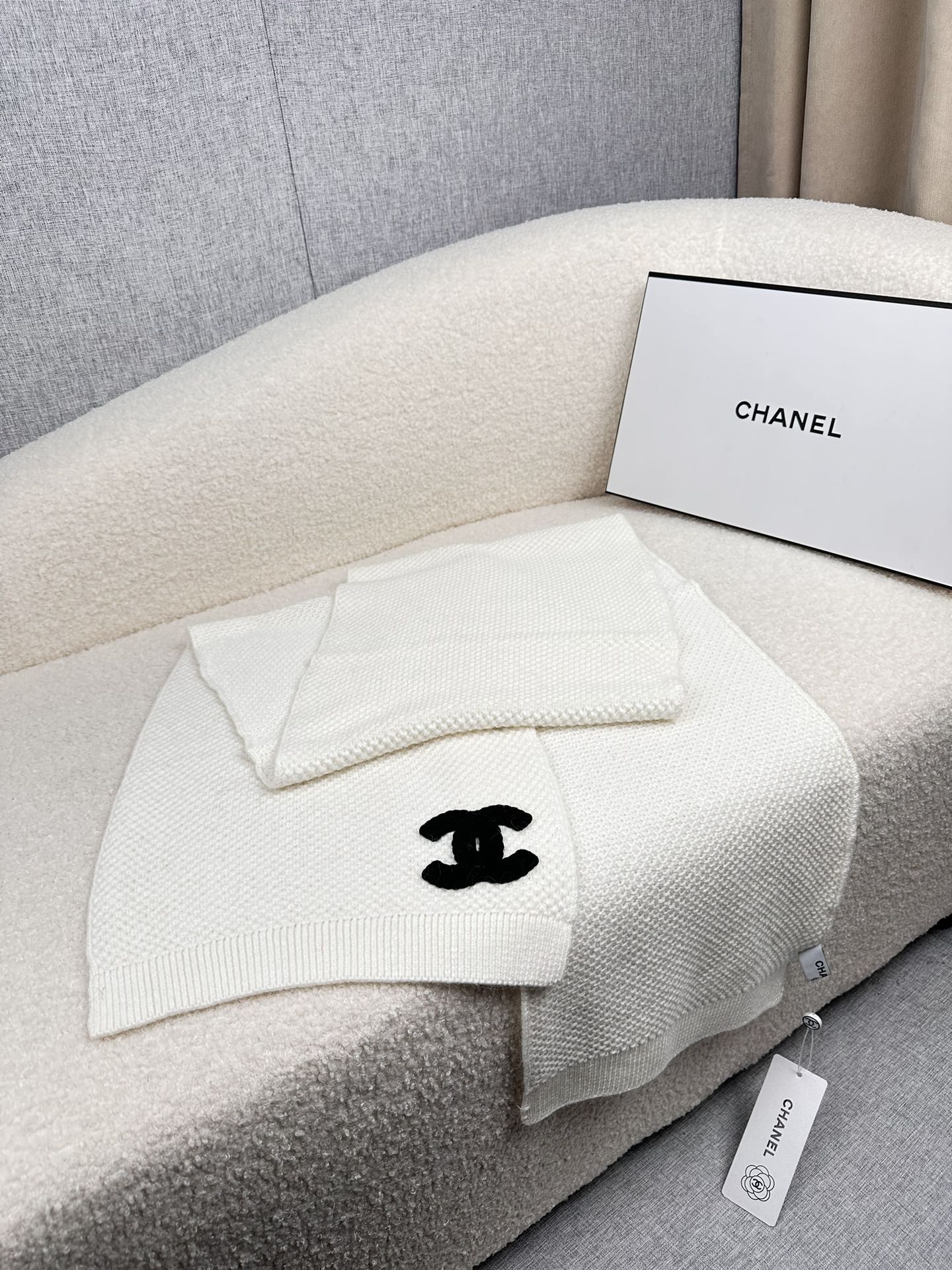 。C家。 专柜新款【C家针织长巾】美翻了！御用殿堂级极品‼️新款专柜在售 进口羊毛时尚针织毛线围巾❗美丽