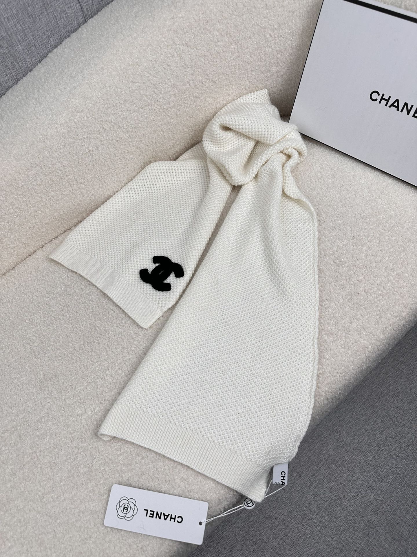 。C家。 专柜新款【C家针织长巾】美翻了！御用殿堂级极品‼️新款专柜在售 进口羊毛时尚针织毛线围巾❗美丽