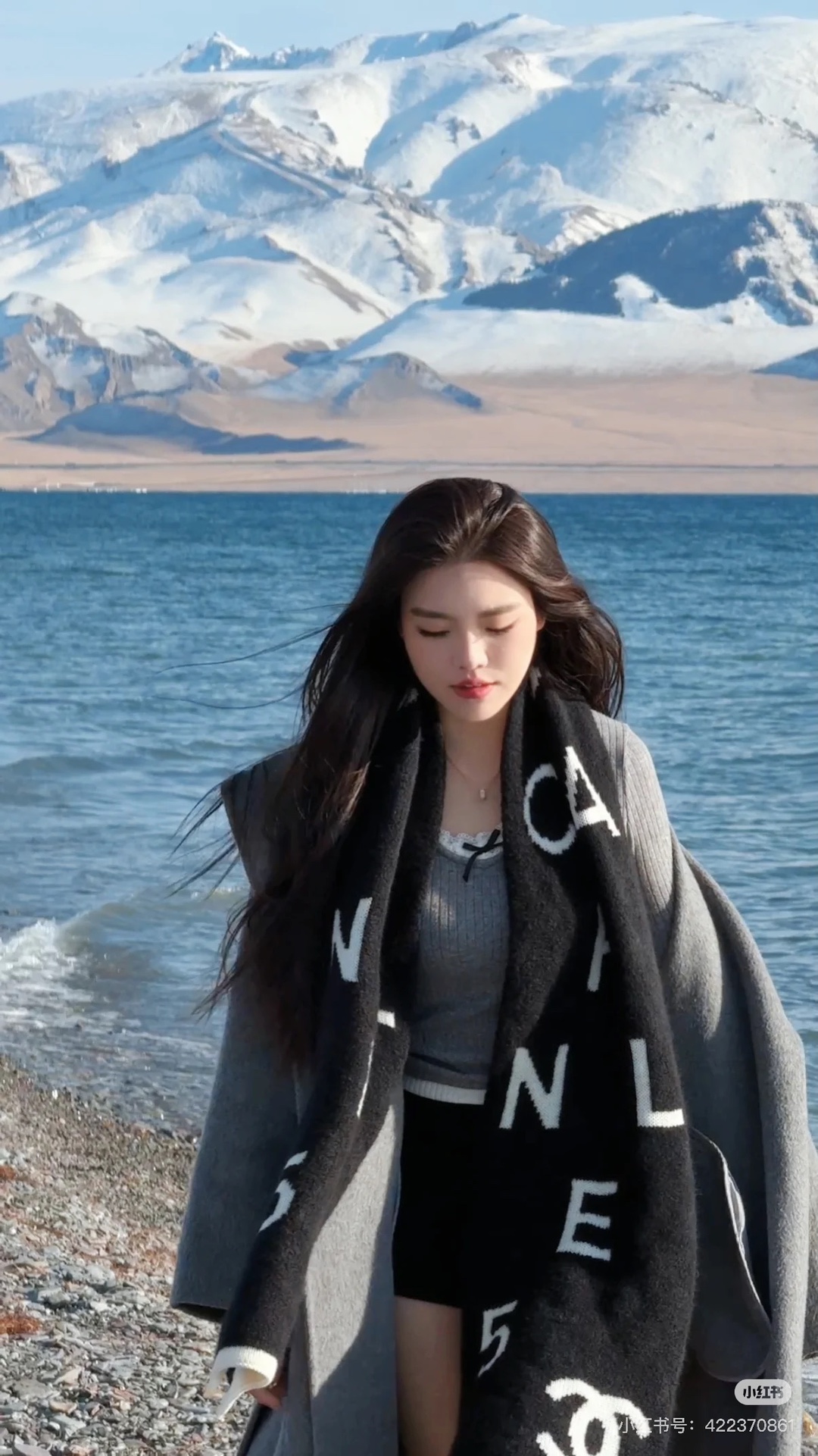 。C家。香奈儿专柜新款！美翻了～御用殿堂级极品‼️新款专柜在售 进口纯羊绒时尚绣花针织毛线围巾披肩❗美丽