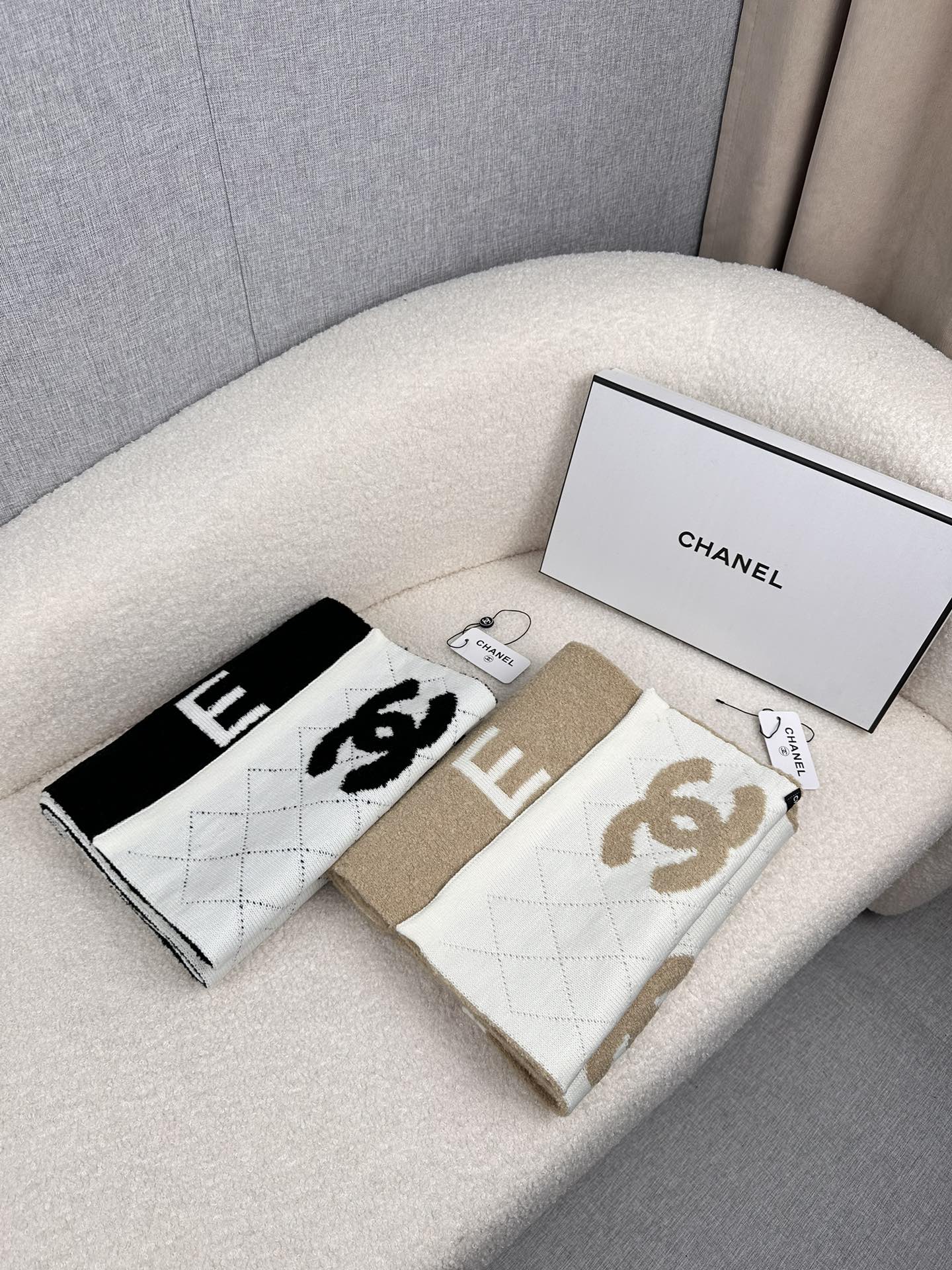 。C家。香奈儿专柜新款！美翻了～御用殿堂级极品‼️新款专柜在售 进口纯羊绒时尚绣花针织毛线围巾披肩❗美丽