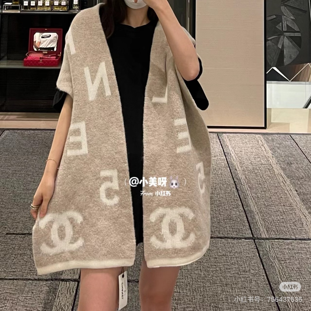 。C家。香奈儿专柜新款！美翻了～御用殿堂级极品‼️新款专柜在售 进口纯羊绒时尚绣花针织毛线围巾披肩❗美丽