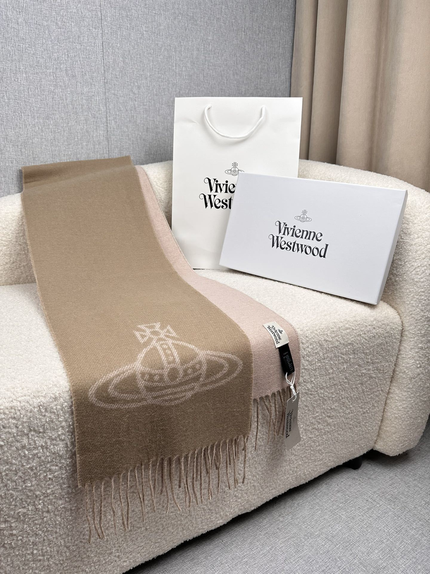 P西太后英国朋克教母“西太后VivienneWestwood”最爱的土星从精神上VivenneWestw