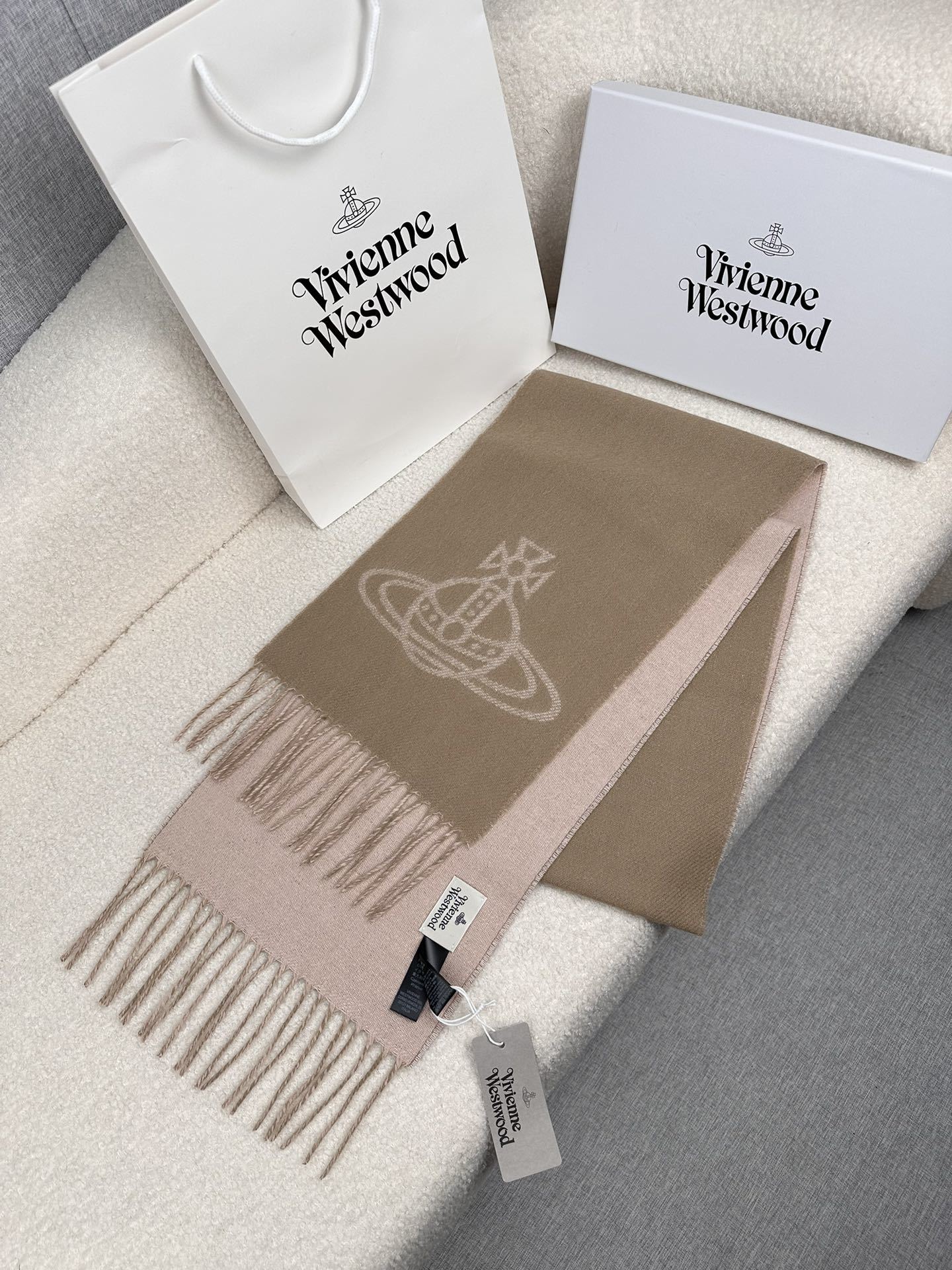 P西太后英国朋克教母“西太后VivienneWestwood”最爱的土星从精神上VivenneWestw