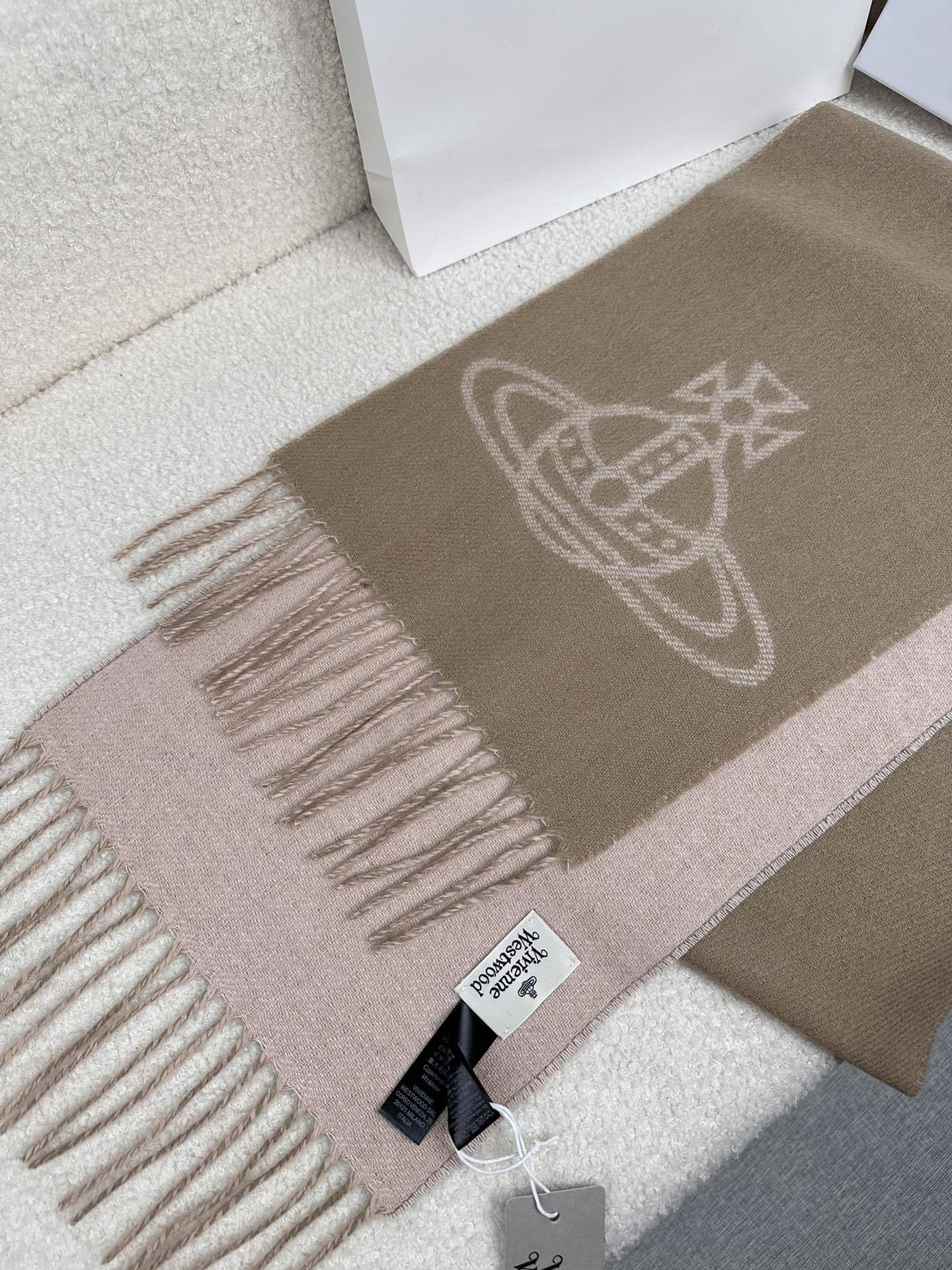 P西太后英国朋克教母“西太后VivienneWestwood”最爱的土星从精神上VivenneWestw