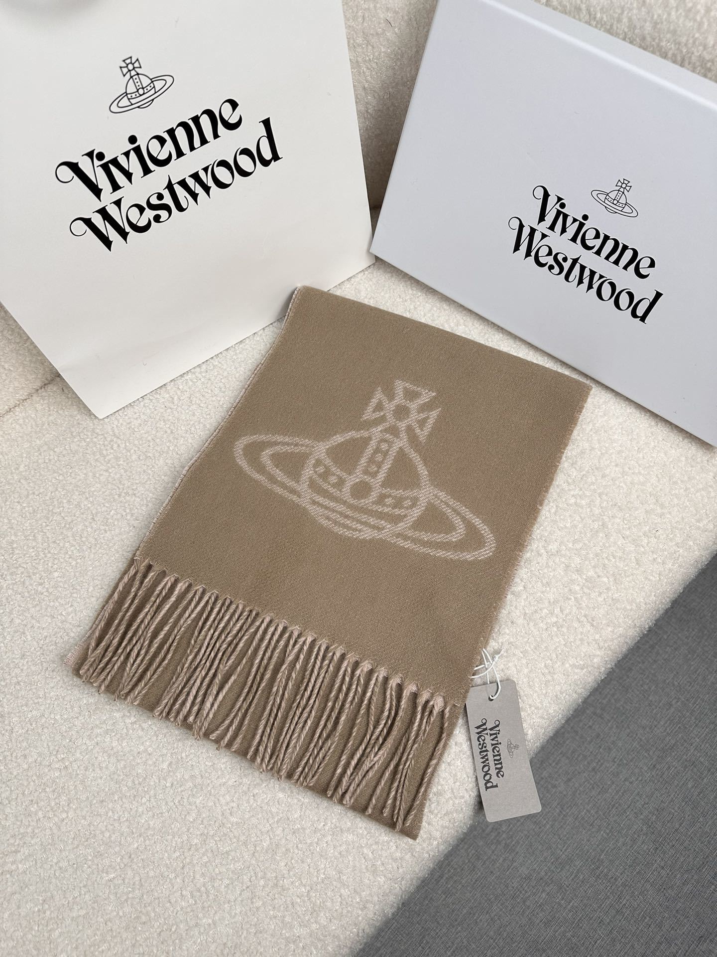 P西太后英国朋克教母“西太后VivienneWestwood”最爱的土星从精神上VivenneWestw