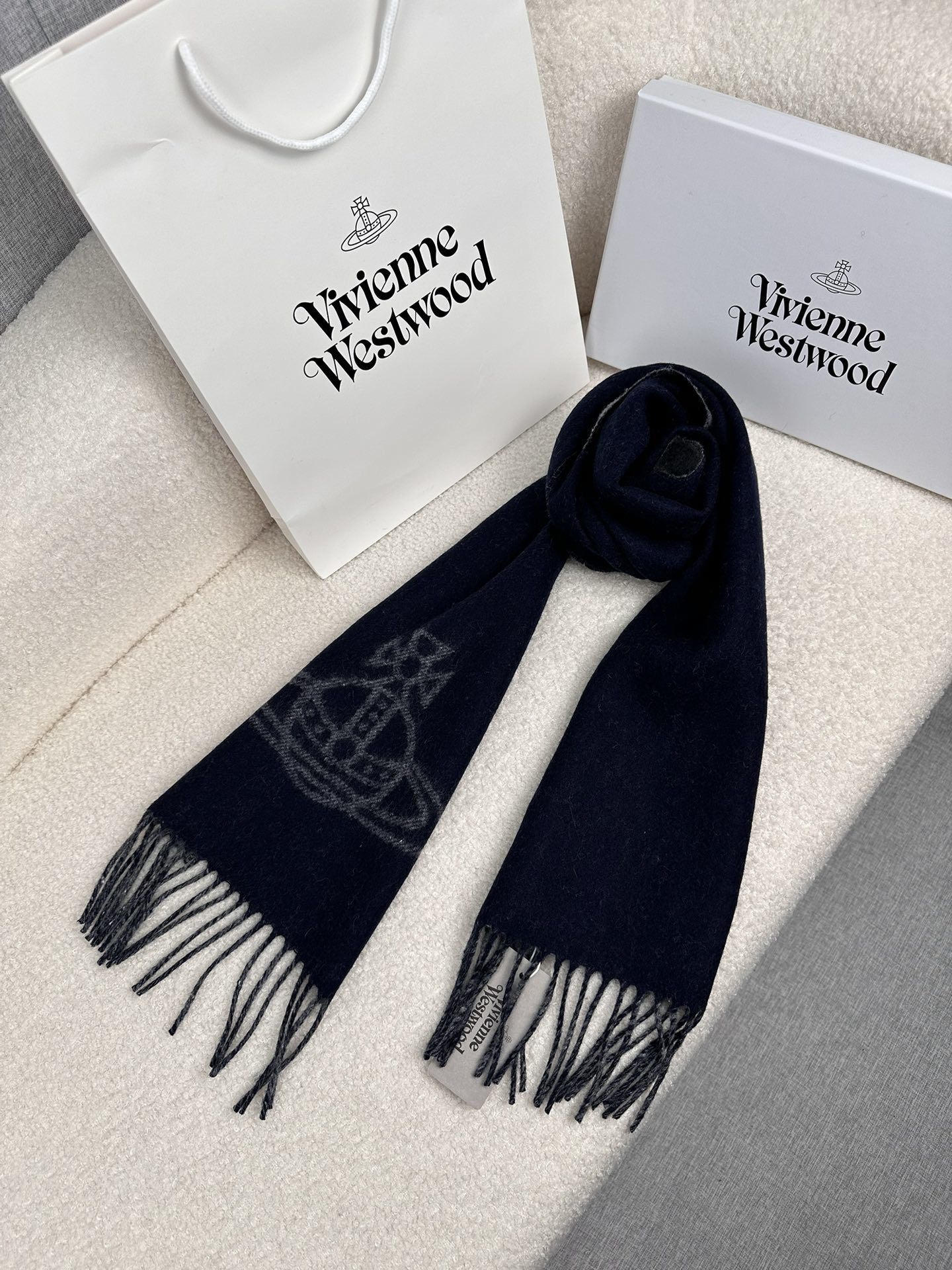 P西太后英国朋克教母“西太后VivienneWestwood”最爱的土星从精神上VivenneWestw