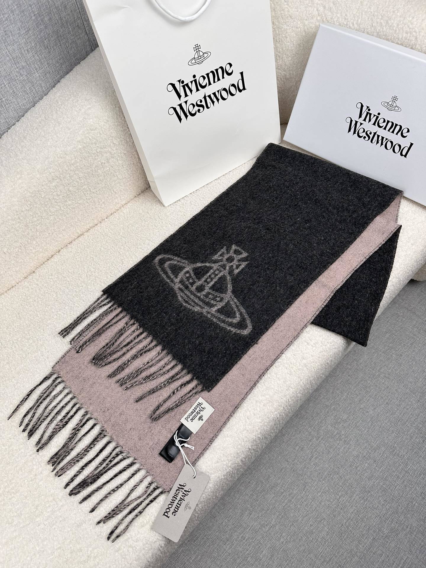 P西太后英国朋克教母“西太后VivienneWestwood”最爱的土星从精神上VivenneWestw