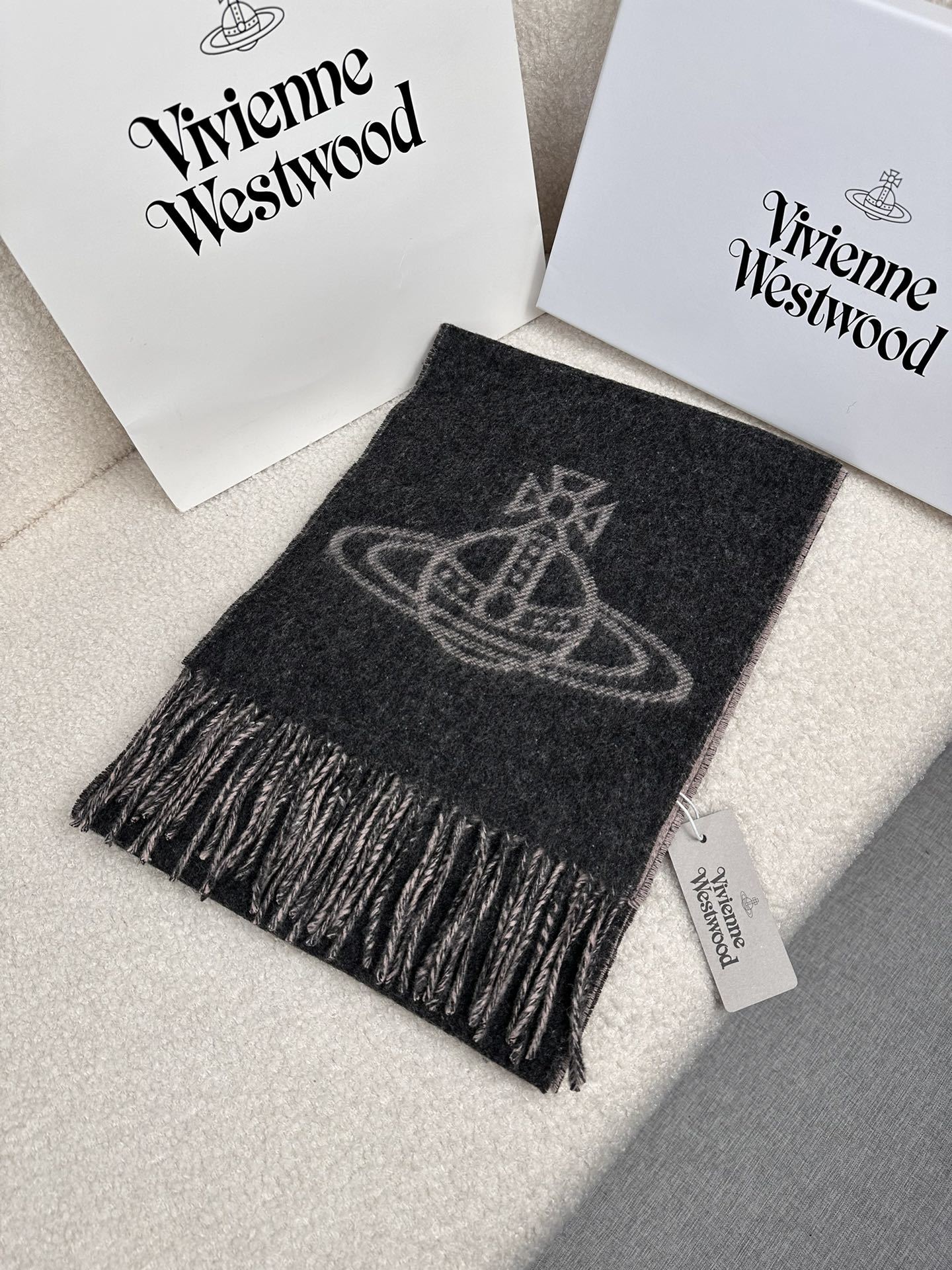 P西太后英国朋克教母“西太后VivienneWestwood”最爱的土星从精神上VivenneWestw