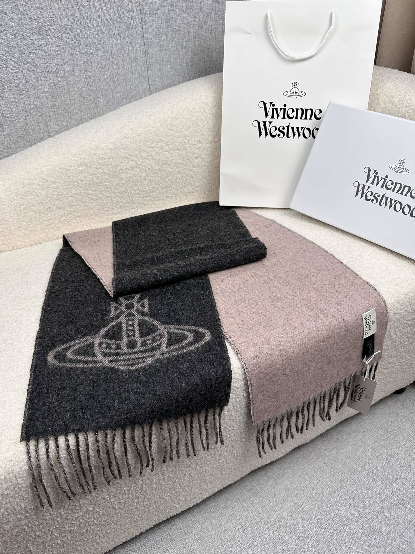P西太后英国朋克教母“西太后VivienneWestwood”最爱的土星从精神上VivenneWestw