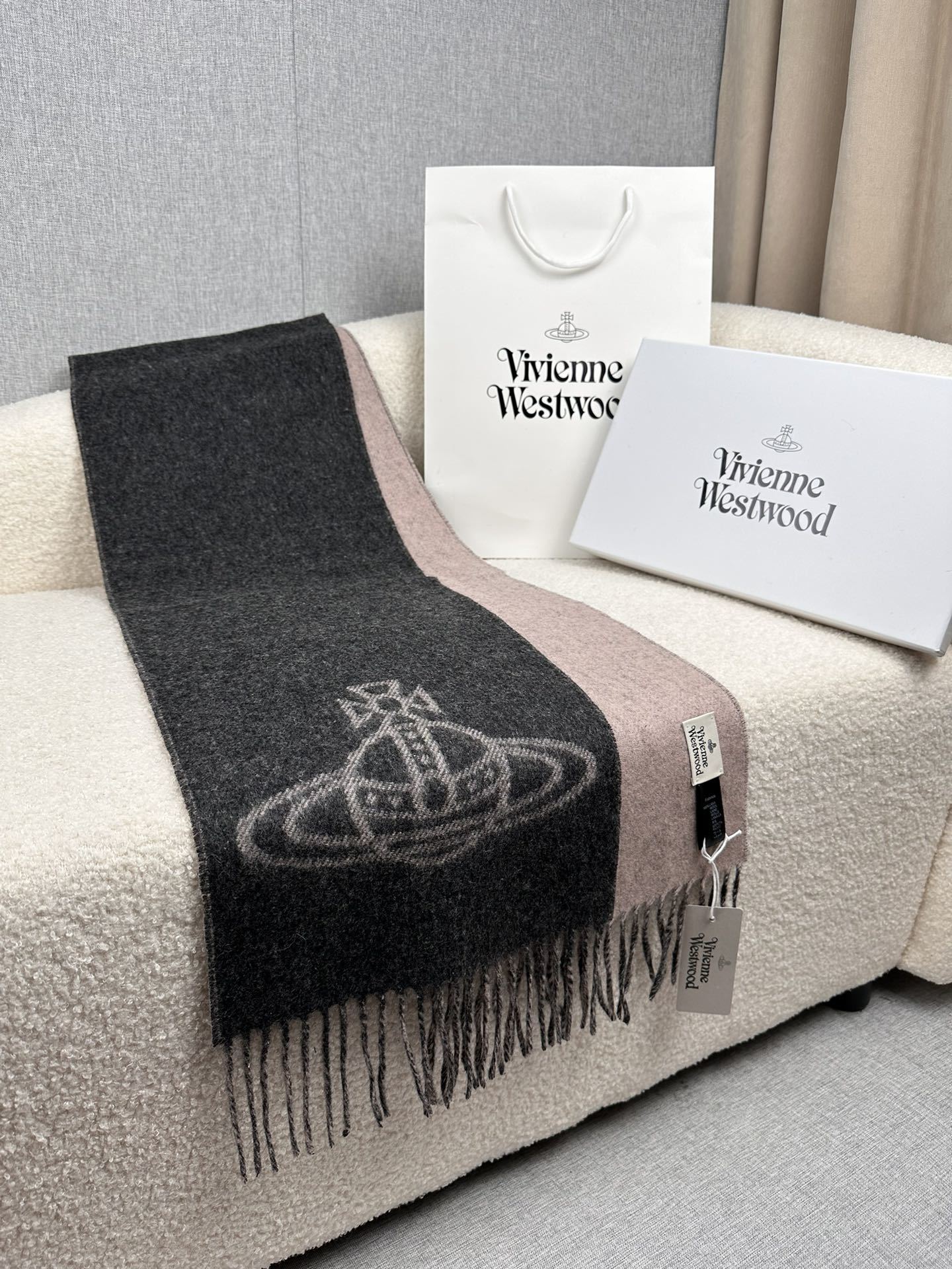 P西太后英国朋克教母“西太后VivienneWestwood”最爱的土星从精神上VivenneWestw