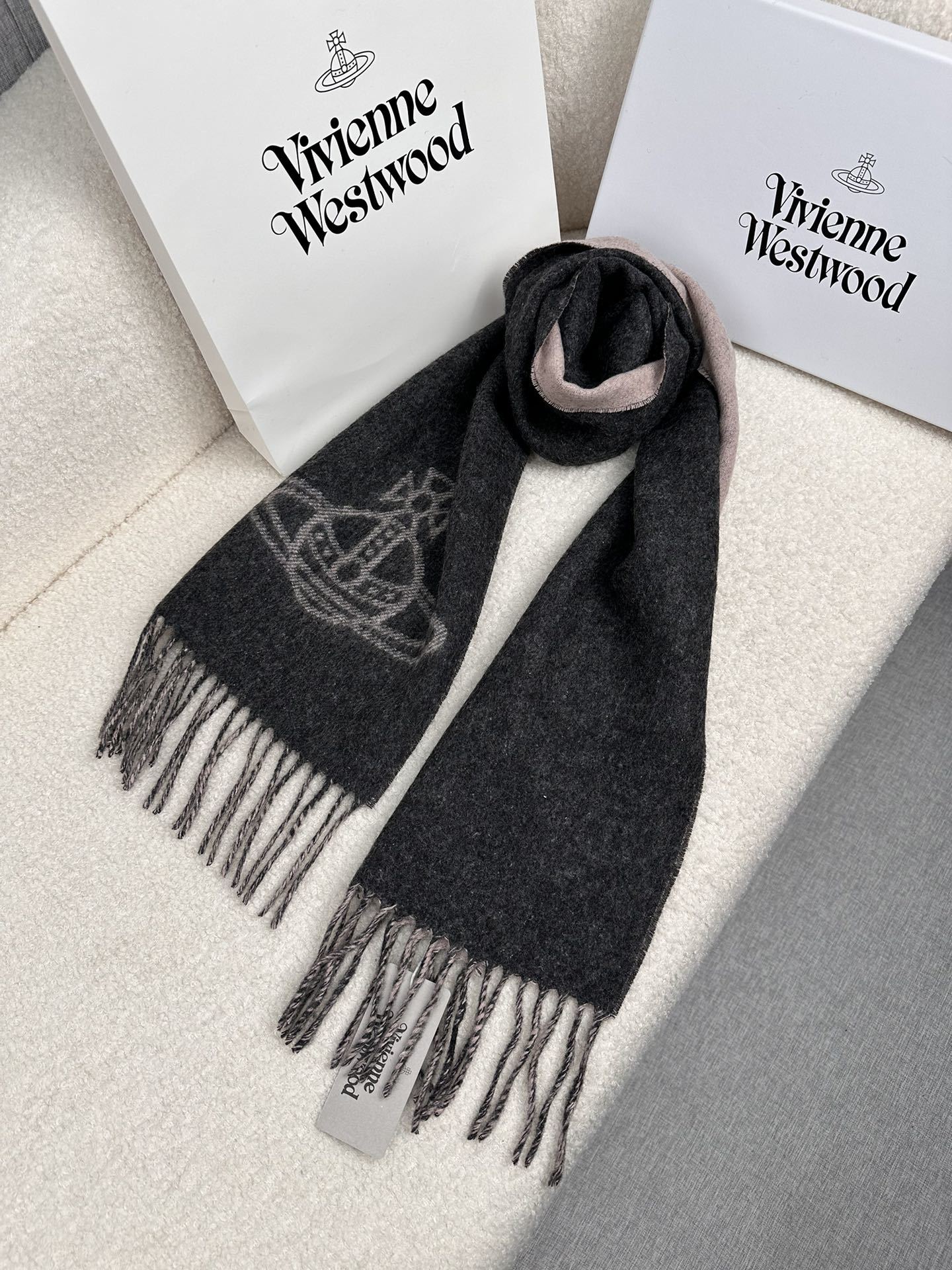 P西太后英国朋克教母“西太后VivienneWestwood”最爱的土星从精神上VivenneWestw