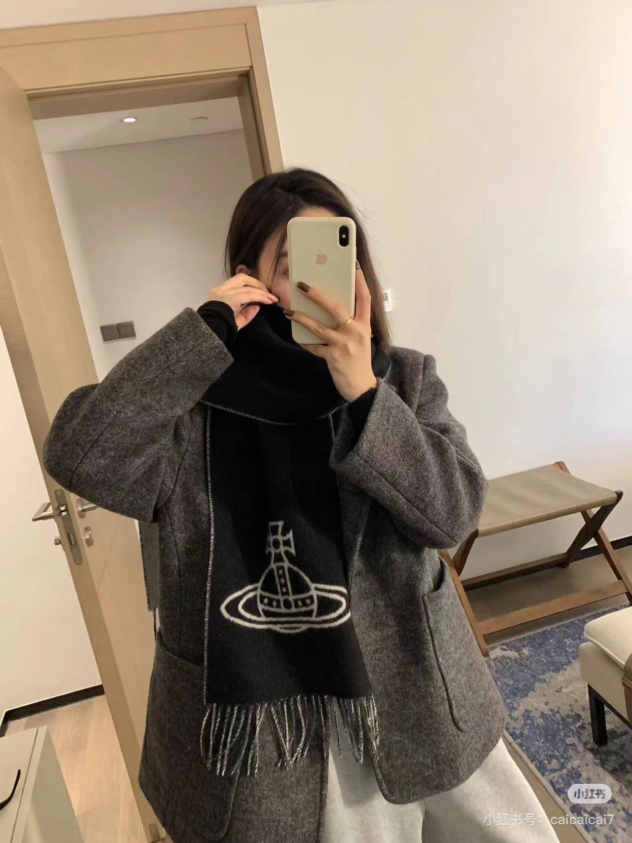 NO:663378,The super pretty Queen Mother is here!  The British punk godmother 'Vivienne Westwood' loves Saturn. Spiritually, Vivenne Westwood is the fashion brand that best represents the British. A product that is strongly recommended this season. The big 'Saturn' Logo jacquard, the meaning of Saturn is also consistent with the design concept of the Queen Mother. The fabric is made of 95 most tensile wool and 5 cashmere. Size * 27, double-sided design, soft to the touch and not thorny, super popular hot style!  high version scarf,high version scarf19860909超级好看的西太后来啦！英国朋克教母“西太后Vivienne Westwood”最爱的土星从精神上,Vivenne Westwood才是最能代表英国人的时尚品牌.本季强推的一款产品.大“土星”Logo提花,土星的意义也是和西太后的设计理念是一致的.面料采用了95最具张力羊毛,5羊绒.尺寸*27,双面设计,手感柔软不扎手,超级受追捧的爆款！高版本围巾,高版本围巾,scarf