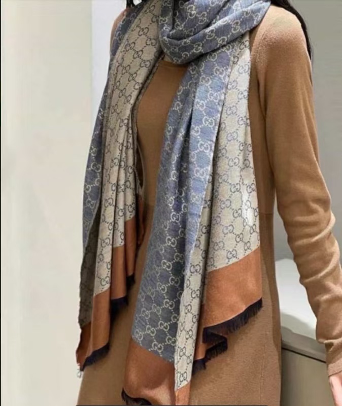 P。G家。新中式谁戴谁好看!GG牛仔咖啡边框]双面通用围巾少之又少的通用款里，Gucci最最经典的字母双