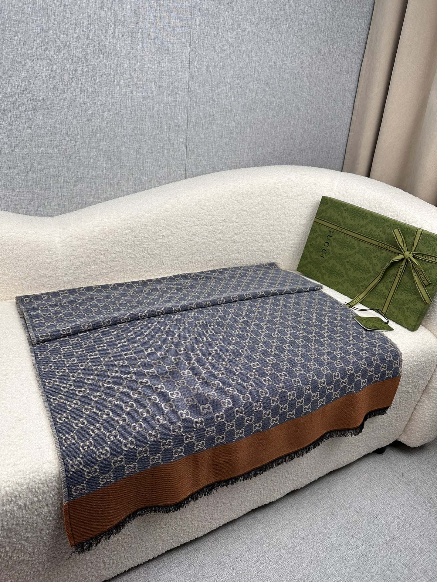 P。G家。新中式谁戴谁好看!GG牛仔咖啡边框]双面通用围巾少之又少的通用款里，Gucci最最经典的字母双