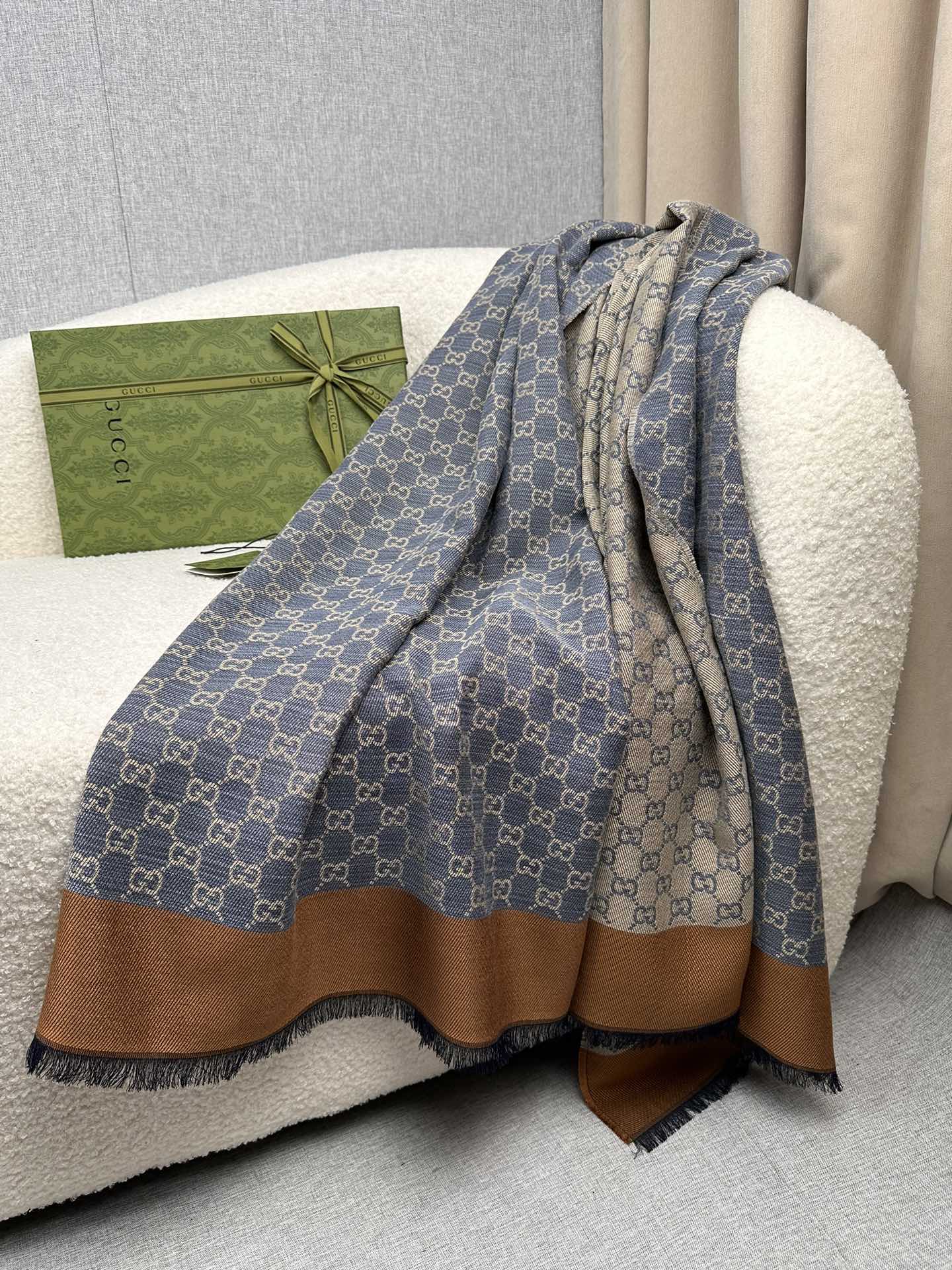 P。G家。新中式谁戴谁好看!GG牛仔咖啡边框]双面通用围巾少之又少的通用款里，Gucci最最经典的字母双