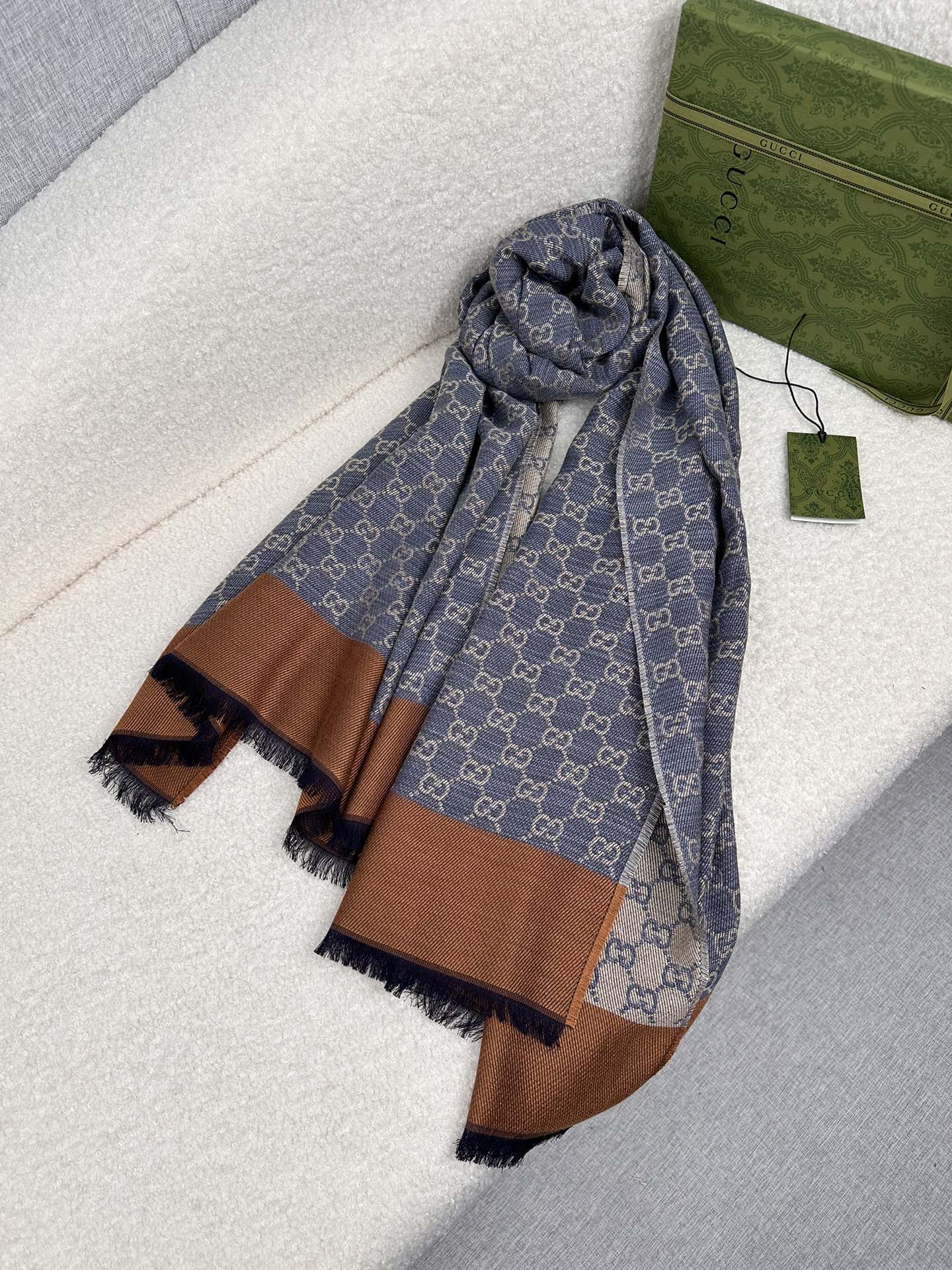 P。G家。新中式谁戴谁好看!GG牛仔咖啡边框]双面通用围巾少之又少的通用款里，Gucci最最经典的字母双