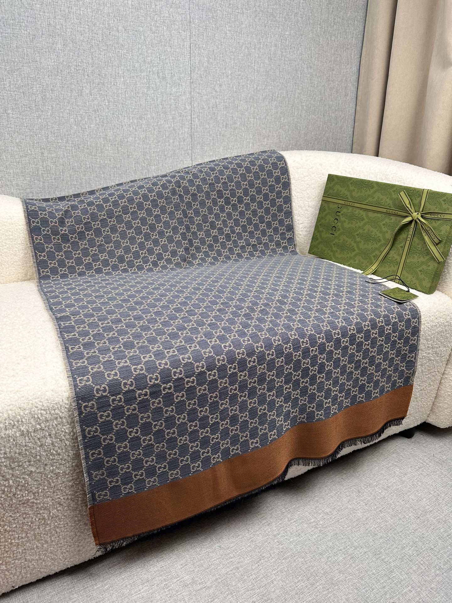 P。G家。新中式谁戴谁好看!GG牛仔咖啡边框]双面通用围巾少之又少的通用款里，Gucci最最经典的字母双