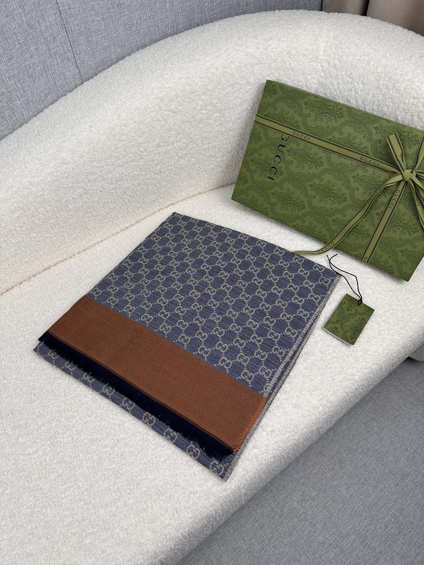 P。G家。新中式谁戴谁好看!GG牛仔咖啡边框]双面通用围巾少之又少的通用款里，Gucci最最经典的字母双