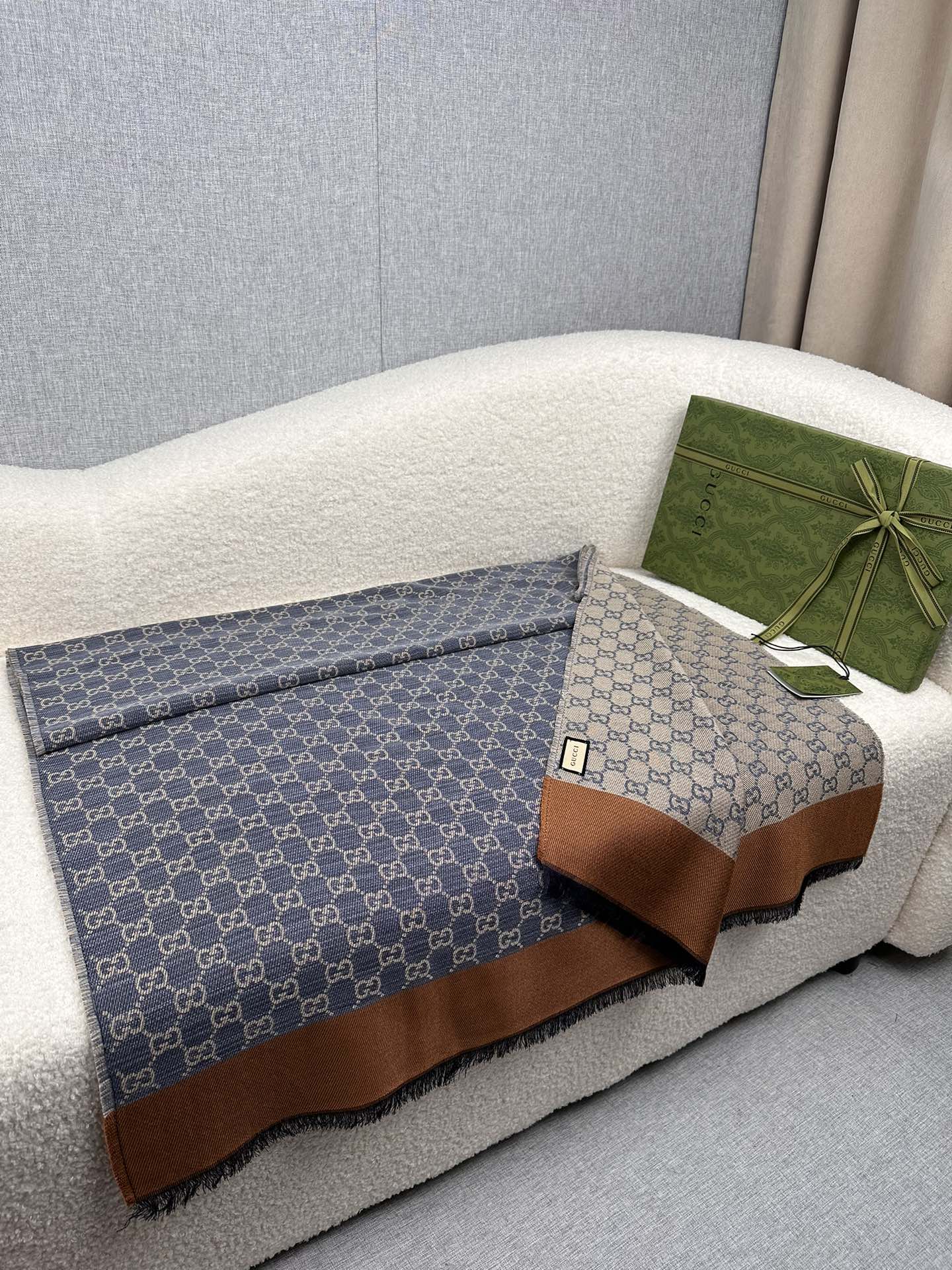 P。G家。新中式谁戴谁好看!GG牛仔咖啡边框]双面通用围巾少之又少的通用款里，Gucci最最经典的字母双