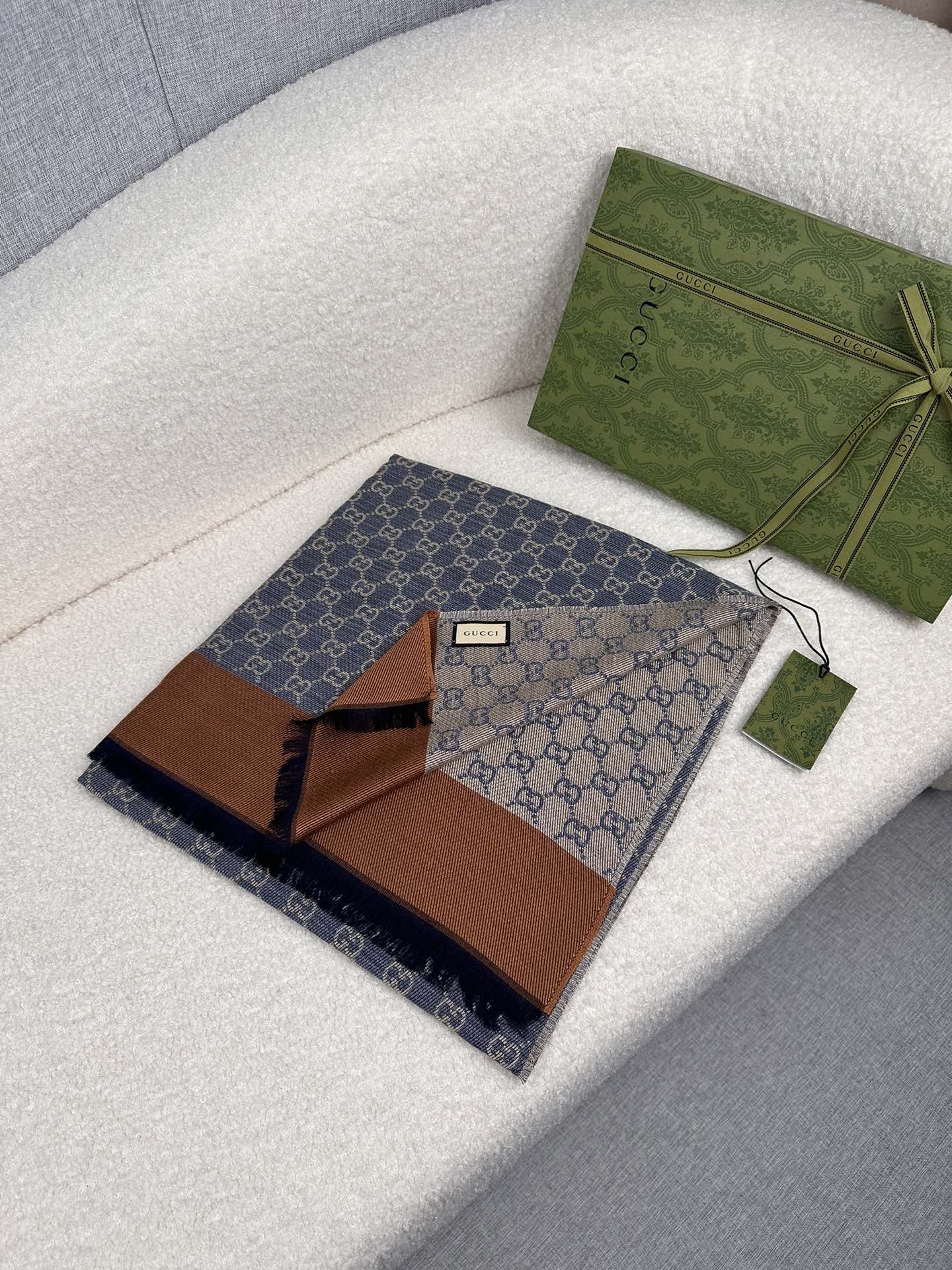 P。G家。新中式谁戴谁好看!GG牛仔咖啡边框]双面通用围巾少之又少的通用款里，Gucci最最经典的字母双