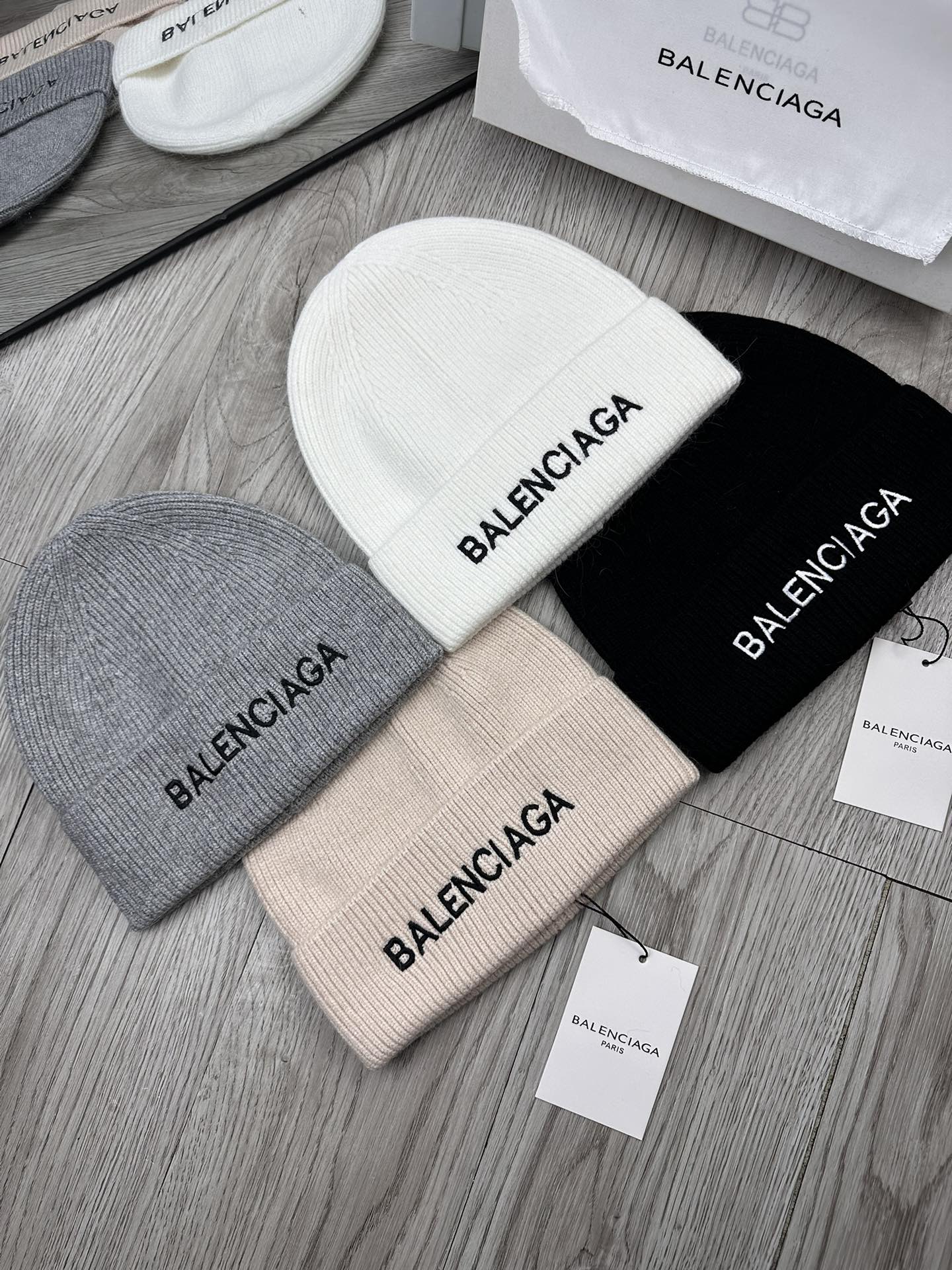 NO:215516,Special offer.Ba Paris. Benefits!  [Fine wool knit single hat] The new model is on the shelves, a series of hats with fine wool fabric. The density is tight!  The wool knitted fabric feels comfortable and breathable!  The style is novel and unique!  A must-have item on the street, age-reducing and fashionable, very generous!  The hat looks very good!  And the price is very beautiful!  It is a very good item to give to others for your own use!  !  Complete trademark tags!  !  There are many styles and colors!  Hat fisherman hat baseball hat knit hat, hat, espadrilles,hats19860909特价.Ba巴黎.福利！【细毛线针织单帽】新款上架,特别实惠的一个系列帽子,面料细毛线.密度紧致！毛线针织面料手感舒适透气性好！款式新颖别致！出街必备单品,减龄又时尚,非常大方！帽型特别好看！而且价格非常美丽！送人自用都是非常不错的一款单品哦！！商标吊牌齐全！！款式多多,颜色多多！帽子渔夫帽棒球帽针织帽,帽子,espadrilles,hats,hat