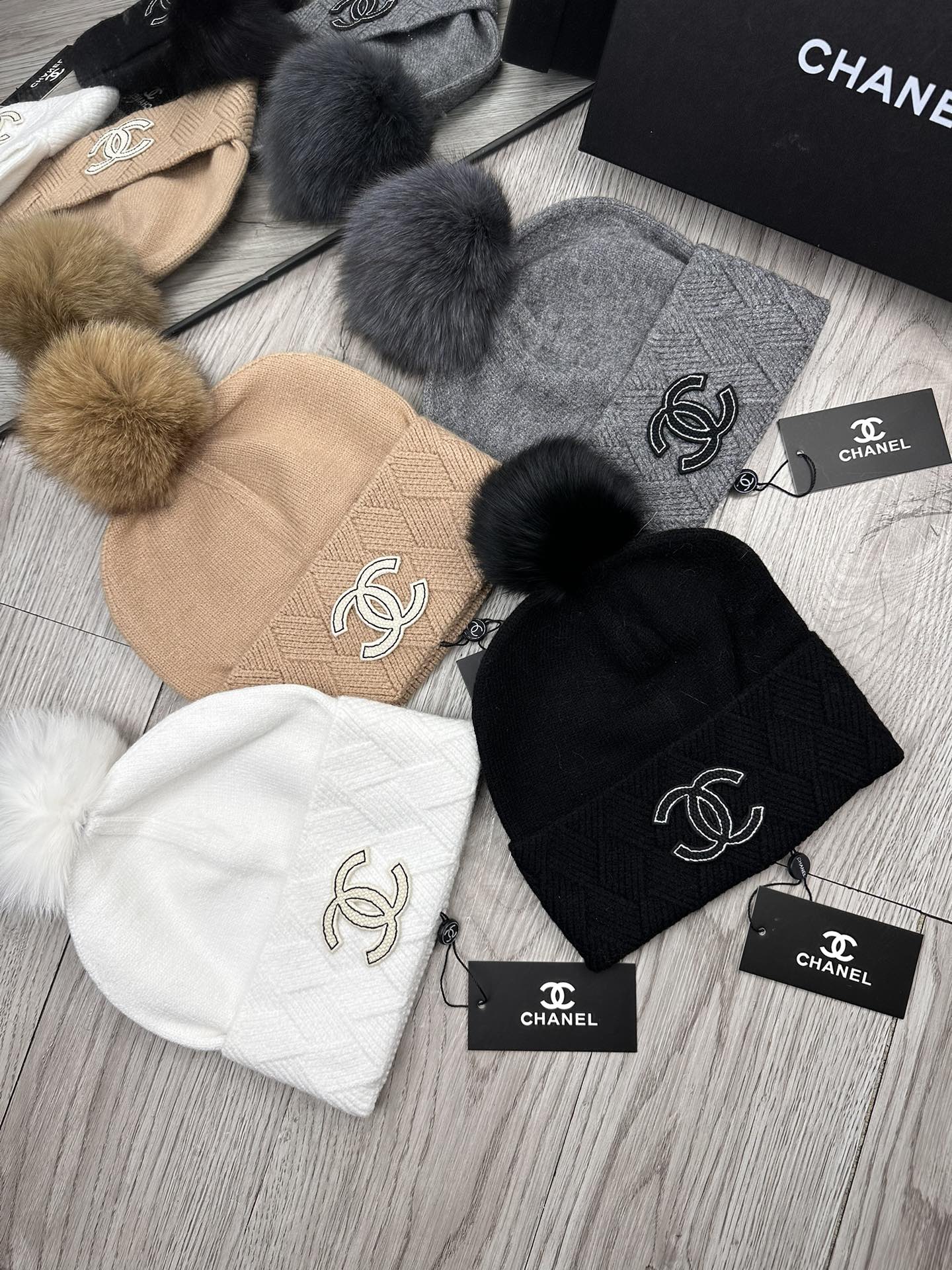 NO:215522,Super welfare.C home. Classic wool knitted hat!  My little sister’s favorite winter ~ It looks good with any clothes!  A cute and age-reducing style~ with many colors, versatile~ The fur ball is equipped with screened fur balls!  Instead of the cheap fake wool balls on the market!  The fur balls are very soft and shiny!  Get it quickly ~ Hat Fisherman's hat Baseball hat Knitted hat, hat, chanel, espadrilles, hats19860909超级福利.C家.经典毛线针织帽子！小姐姐的冬日最爱～随便搭配什么衣服都好看！又减龄又显可爱的一款～颜色很多,随心百搭～毛球配的是筛选过的真狐狸毛球！而不是市面上那种便宜的假毛球！毛球非常柔软,有光泽！快快入手～帽子渔夫帽棒球帽针织帽,帽子,chanel,espadrilles,hats,hat