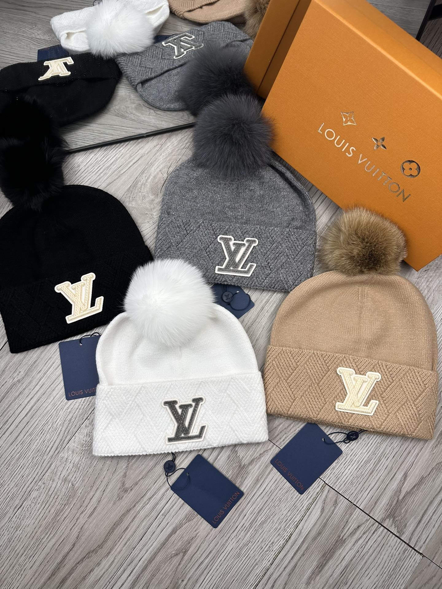 NO:215525,Super welfare.L home. Classic wool knitted hat!  My little sister’s favorite winter ~ It looks good with any clothes!  A cute and age-reducing style~ with many colors, versatile~ The fur ball is equipped with screened fur balls!  Instead of the cheap fake wool balls on the market!  The fur balls are very soft and shiny!  Get it quickly ~ Hat Fisherman's hat Baseball hat Knitted hat, hat, louis vuitton, espadrilles,hats19860909超级福利.L家.经典毛线针织帽子！小姐姐的冬日最爱～随便搭配什么衣服都好看！又减龄又显可爱的一款～颜色很多,随心百搭～毛球配的是筛选过的真狐狸毛球！而不是市面上那种便宜的假毛球！毛球非常柔软,有光泽！快快入手～帽子渔夫帽棒球帽针织帽,帽子,louis vuitton,espadrilles,hats,hat