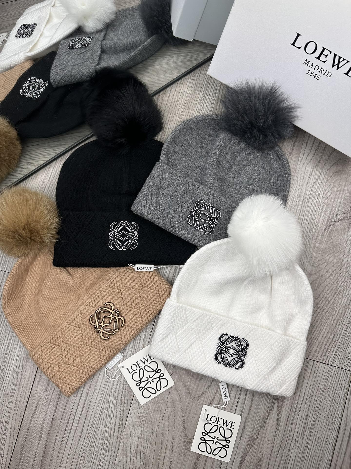 NO:215528,Super Benefit.loewe.Classic wool knitted hat!  My little sister’s favorite winter ~ It looks good with any clothes!  A cute and age-reducing style~ with many colors, versatile~ The fur ball is equipped with screened fur balls!  Instead of the cheap fake wool balls on the market!  The fur balls are very soft and shiny!  Get it quickly ~ Hat Fisherman's hat Baseball hat Knitted hat, hat, loewe, espadrilles, hats19860909超级福利.loewe.经典毛线针织帽子！小姐姐的冬日最爱～随便搭配什么衣服都好看！又减龄又显可爱的一款～颜色很多,随心百搭～毛球配的是筛选过的真狐狸毛球！而不是市面上那种便宜的假毛球！毛球非常柔软,有光泽！快快入手～帽子渔夫帽棒球帽针织帽,帽子,loewe,espadrilles,hats,hat