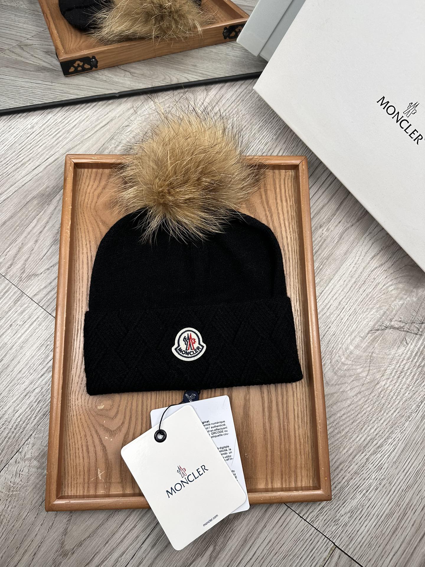 NO:215503,Super welfare. Covered. Classic wool knitted hat!  My little sister’s favorite winter ~ It looks good with any clothes!  A cute and age-reducing style~ with many colors, versatile~ The hairballs are equipped with screened real Luozi hairballs!  Instead of the cheap fake wool balls on the market!  The fur balls are very soft and shiny!  Get it quickly ~ Hat Fisherman's hat Baseball hat Knitted hat, hat, Moncler, espadrilles, hats19860909超级福利.蒙口.经典毛线针织帽子！小姐姐的冬日最爱～随便搭配什么衣服都好看！又减龄又显可爱的一款～颜色很多,随心百搭～毛球配的是筛选过的真骆子毛球！而不是市面上那种便宜的假毛球！毛球非常柔软,有光泽！快快入手～帽子渔夫帽棒球帽针织帽,帽子,Moncler,espadrilles,hats,hat