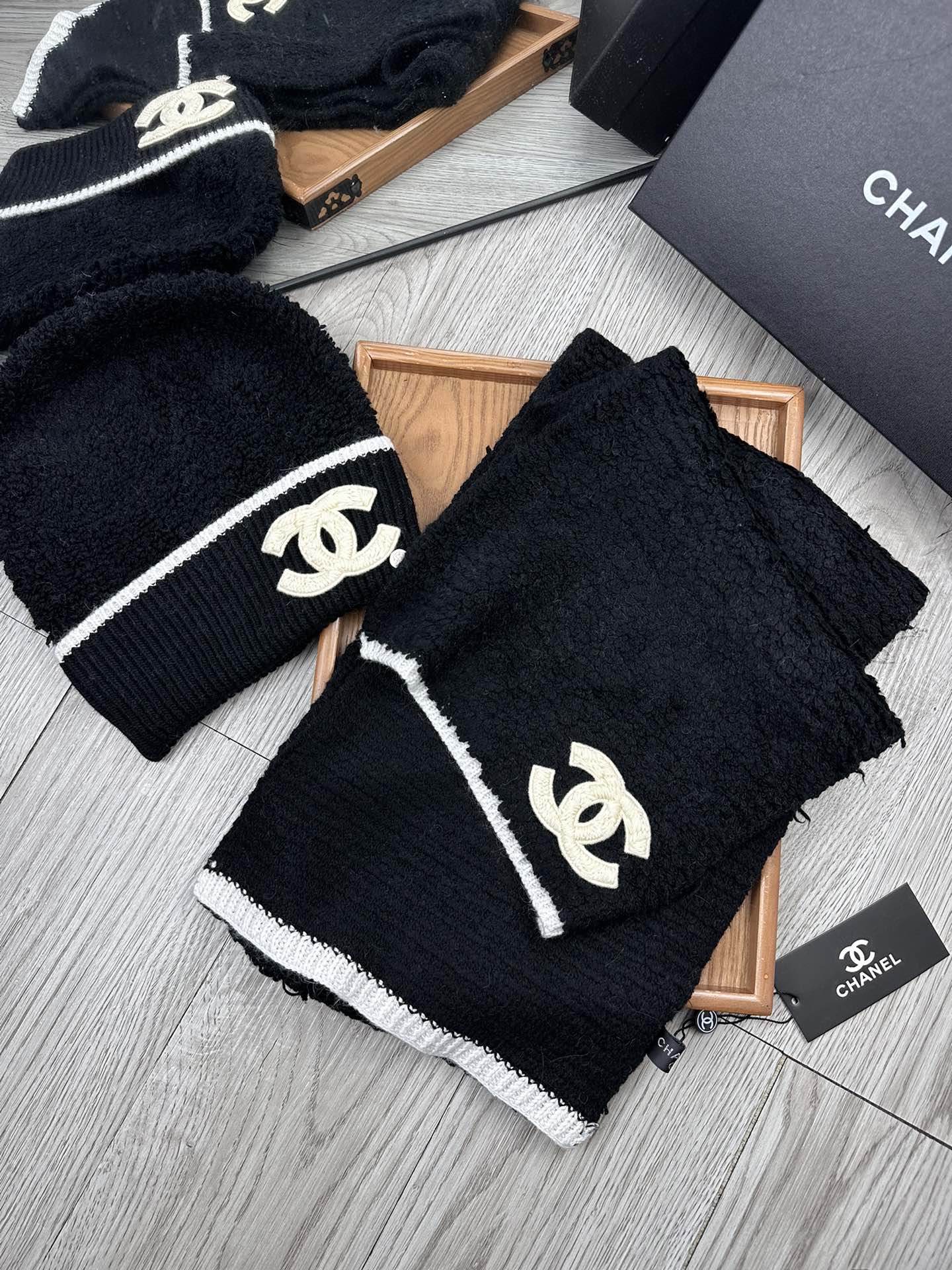 🌹。C家。 【羊毛套装帽子】经典套装帽子！帽子➕围巾！70%羊毛➕30%兔毛。暖暖哒超级舒服～冬日小姐姐减龄神器哦～这个
