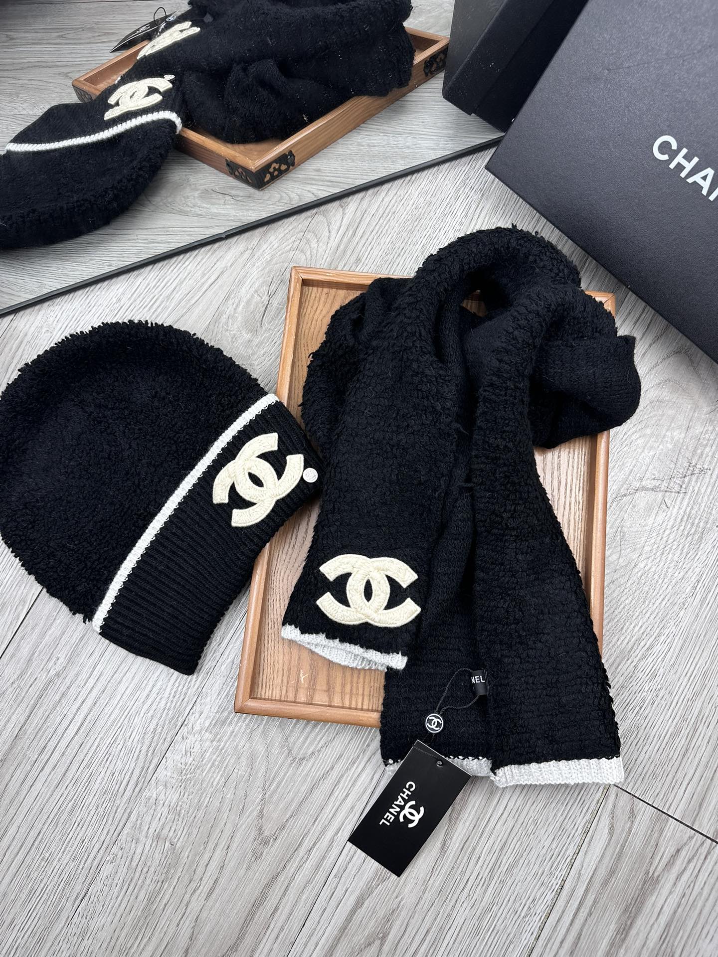 🌹。C家。 【羊毛套装帽子】经典套装帽子！帽子➕围巾！70%羊毛➕30%兔毛。暖暖哒超级舒服～冬日小姐姐减龄神器哦～这个