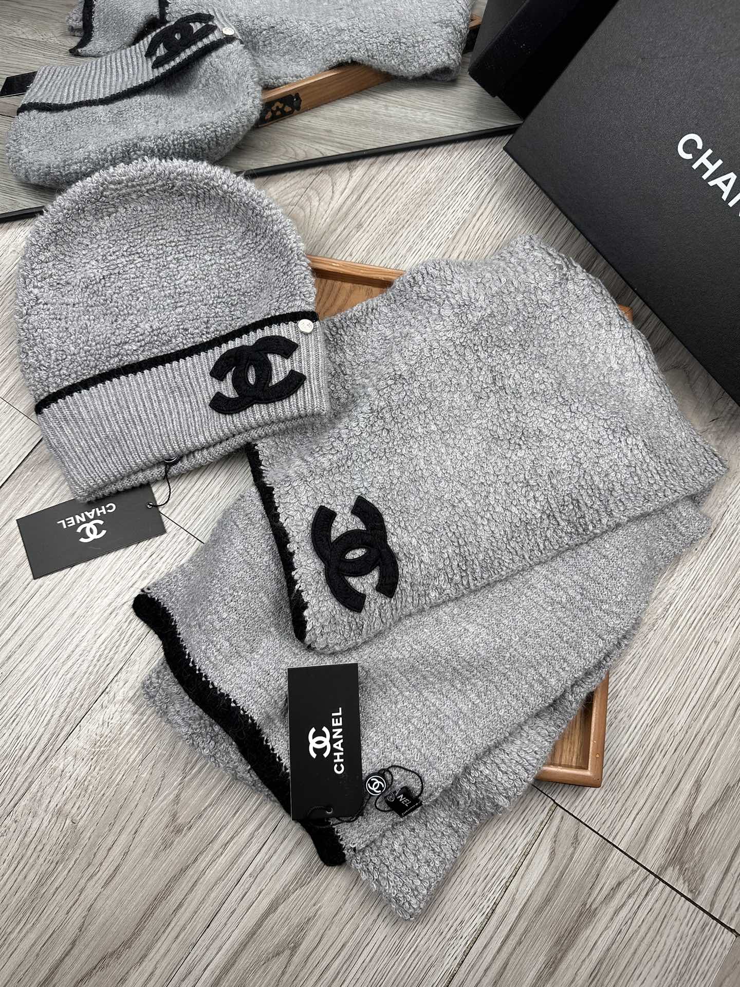 🌹。C家。 【羊毛套装帽子】经典套装帽子！帽子➕围巾！70%羊毛➕30%兔毛。暖暖哒超级舒服～冬日小姐姐减龄神器哦～这个